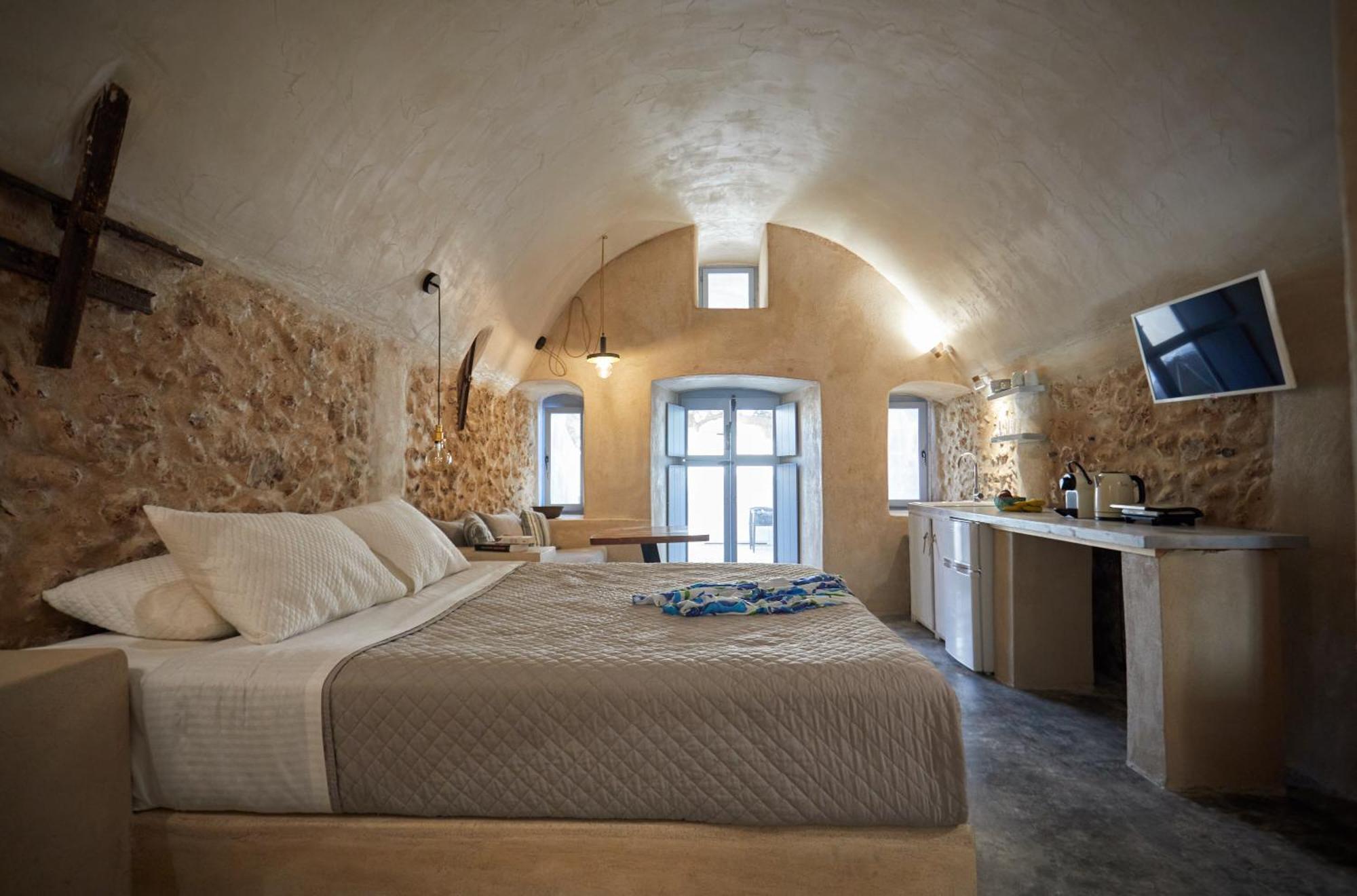 Oia's Cellars