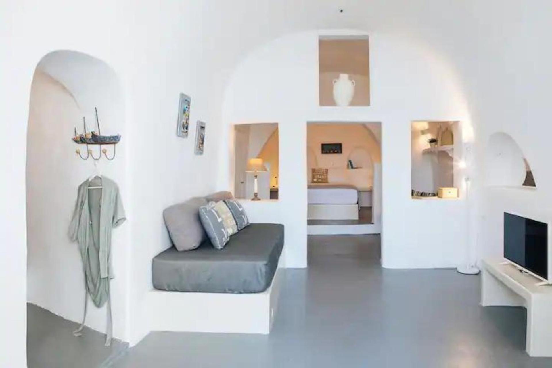 Great Cave At Oia, Greece Apartment *