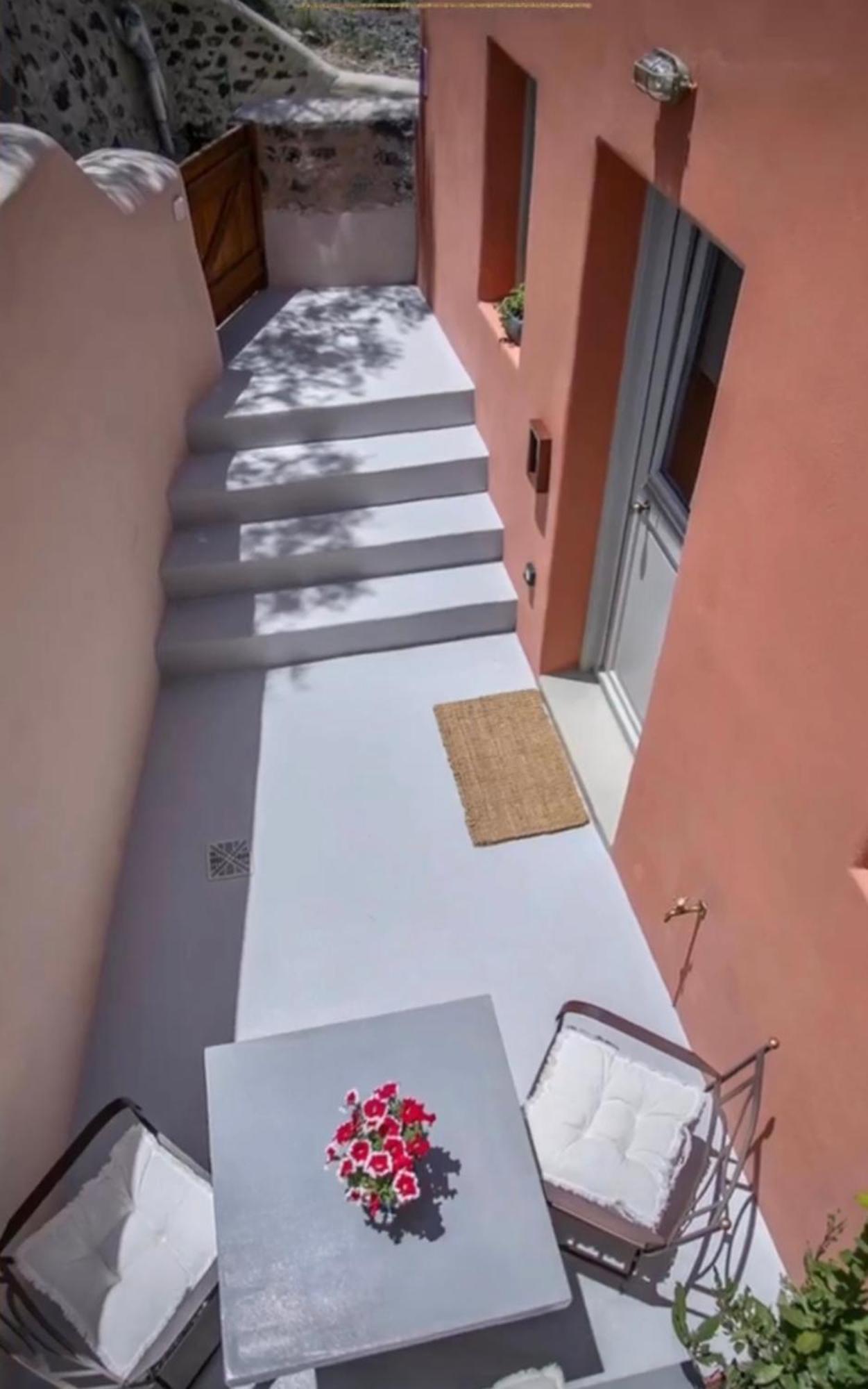 Pink Freud Santorini Oia (Santorini)