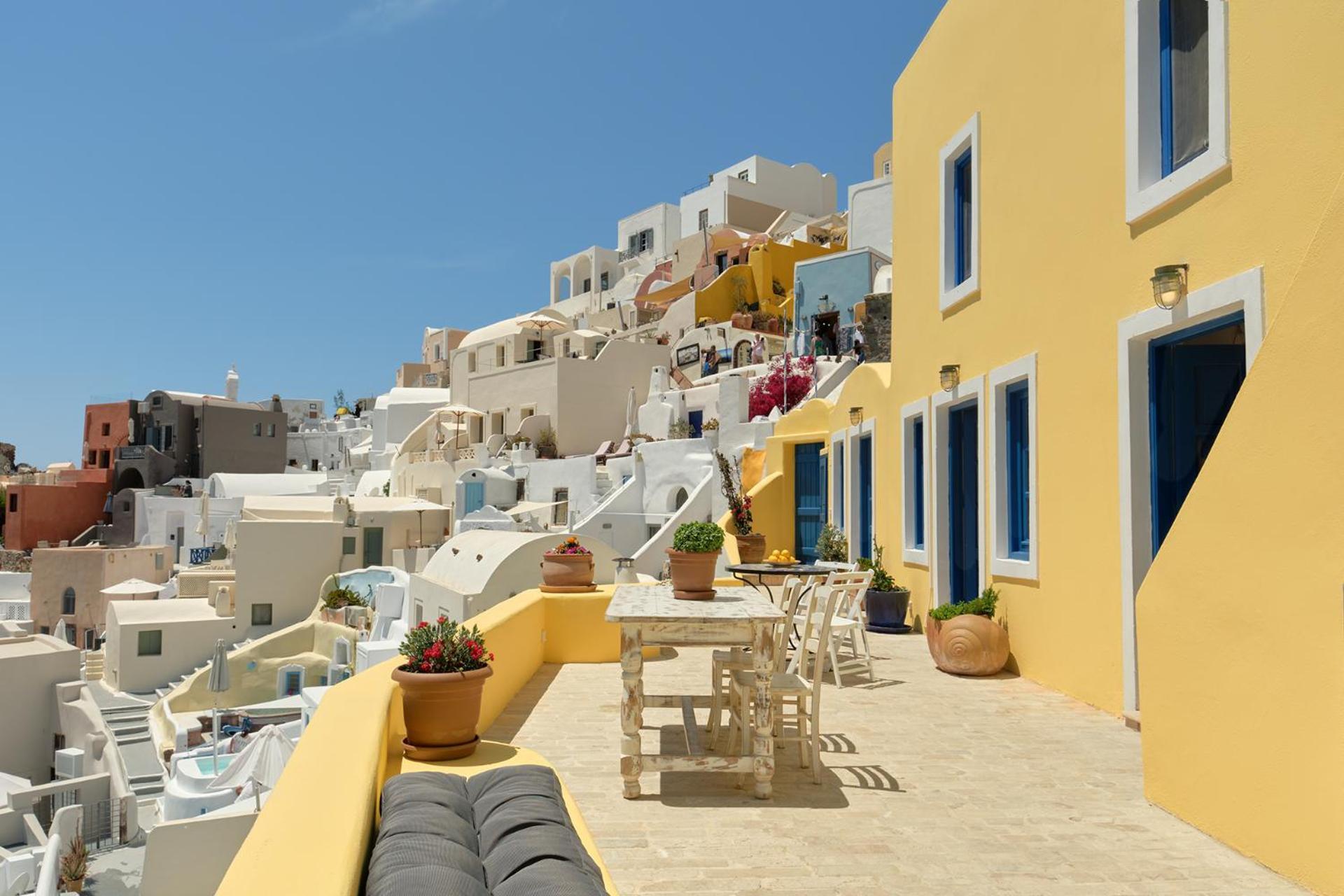 Villa Ilivatos - Elegant On The Caldera's Edge