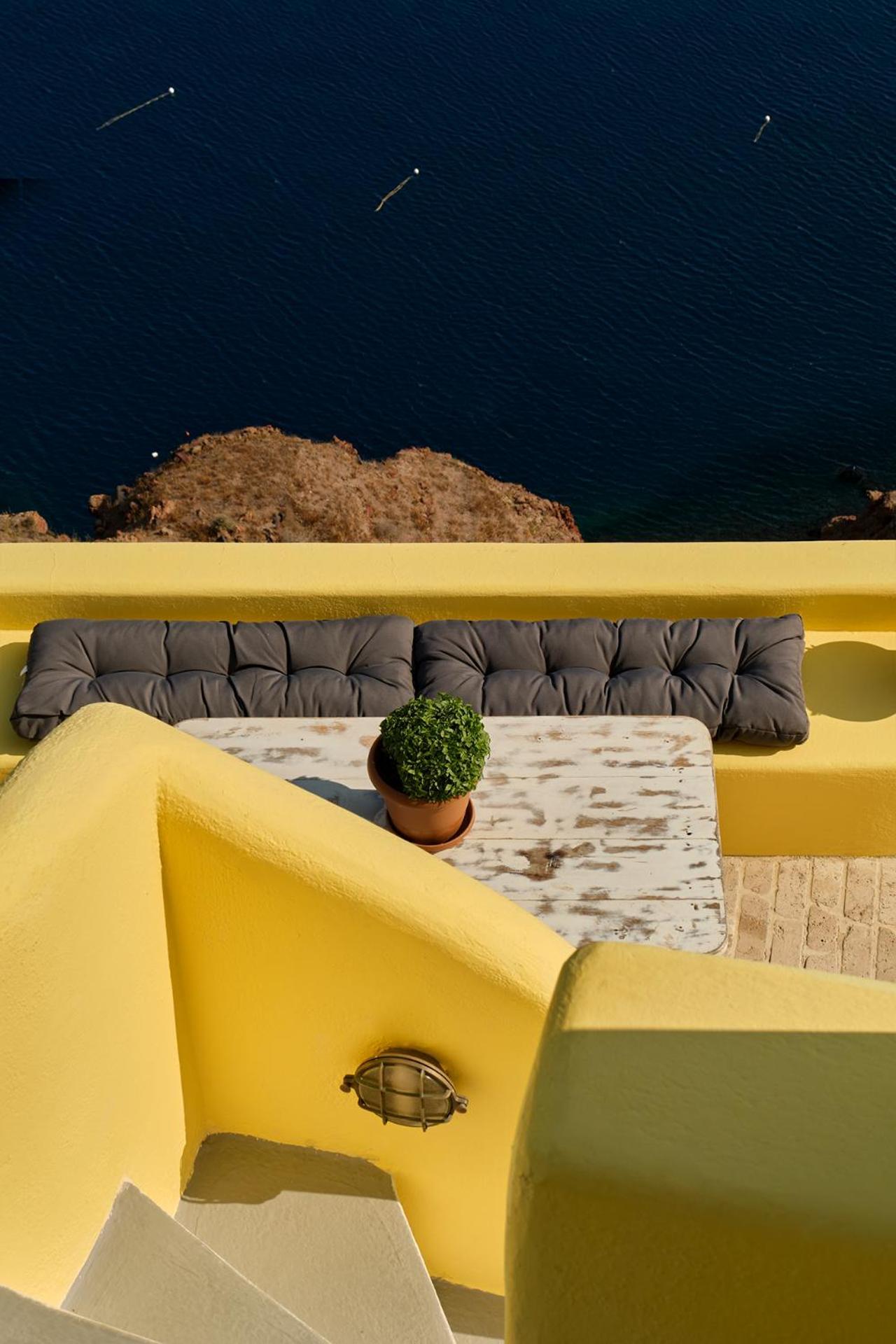 Villa Ilivatos - Elegant On The Caldera's Edge