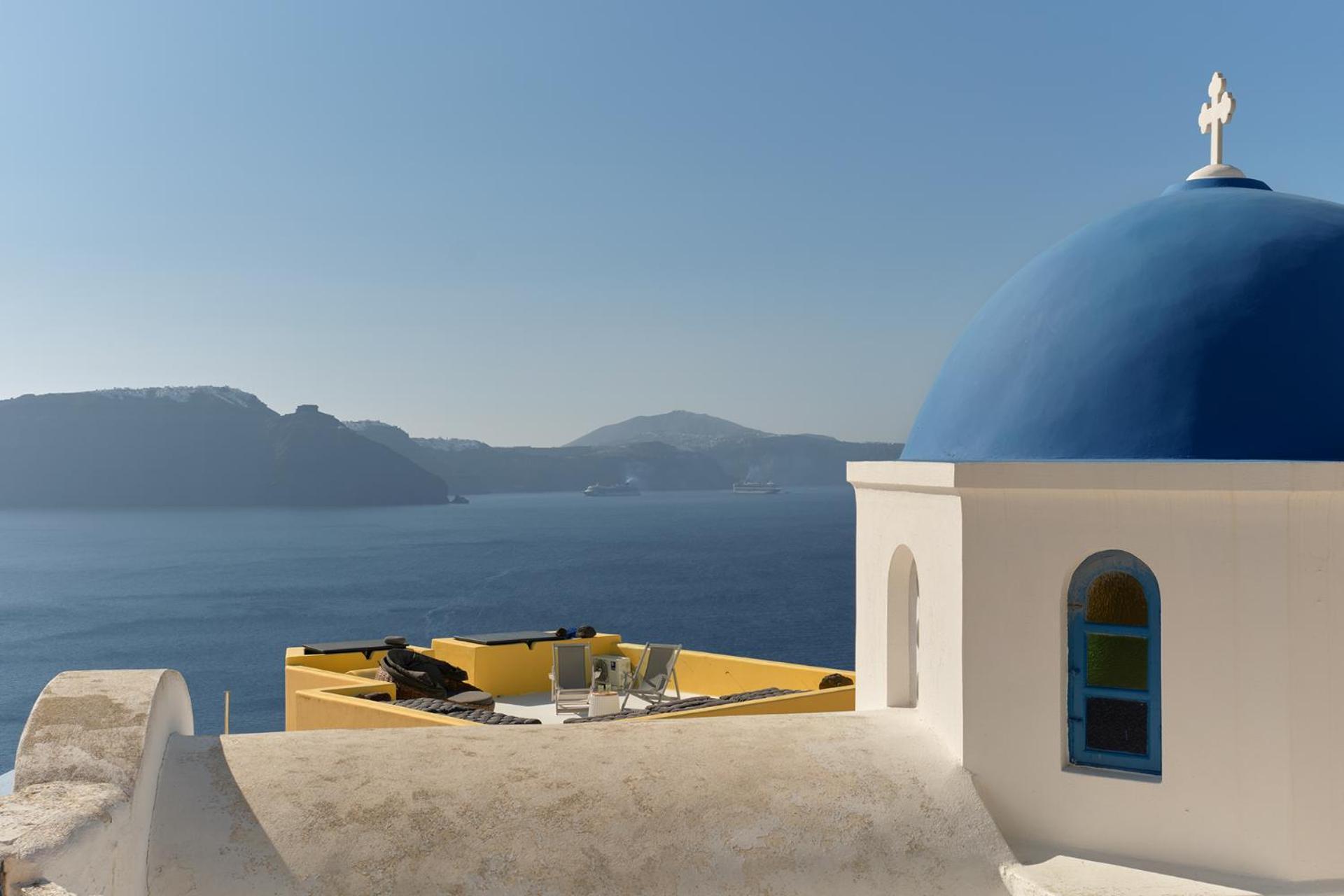 Ilivatos - Elegant On The Caldera's Edge