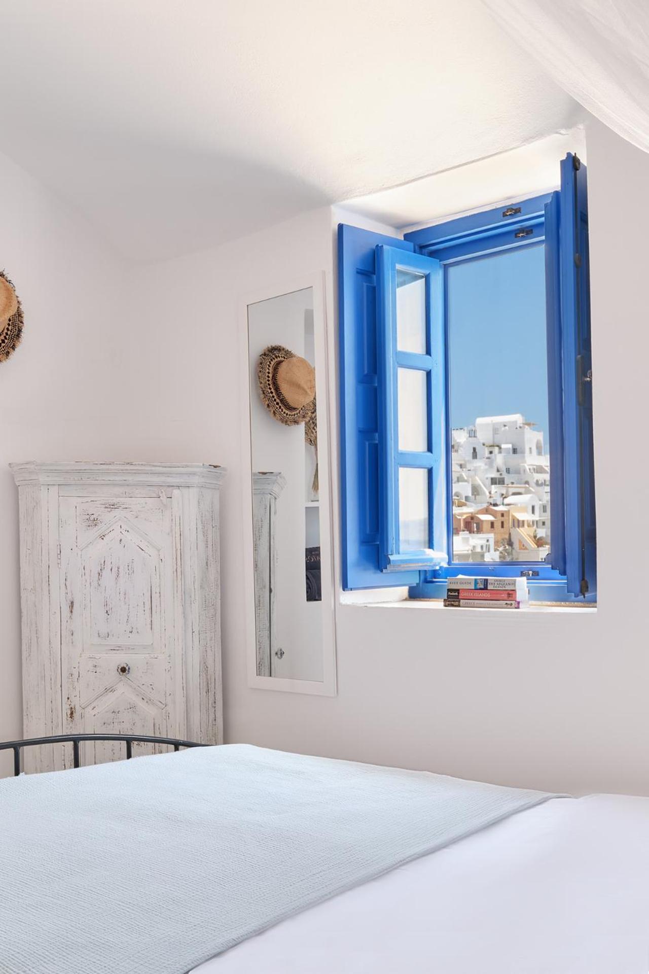 Villa Ilivatos - Elegant On The Caldera's Edge