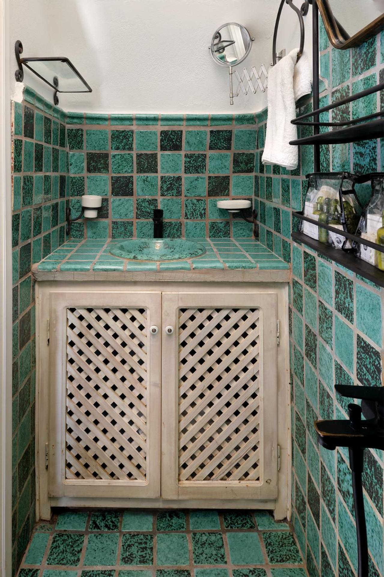 Villa Ilivatos - Elegant On The Caldera's Edge *