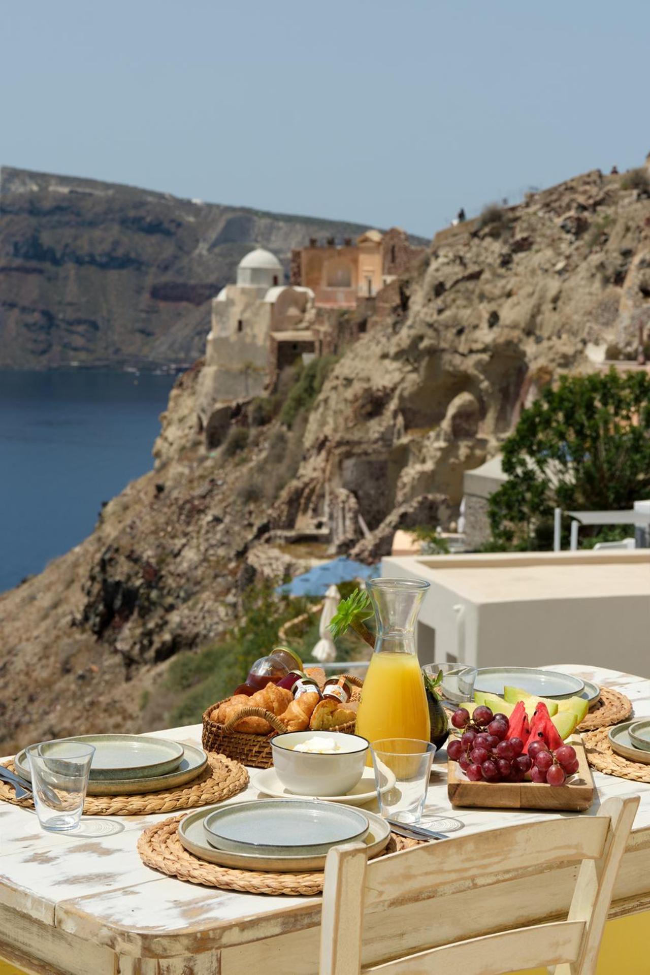 Ilivatos - Elegant On The Caldera's Edge