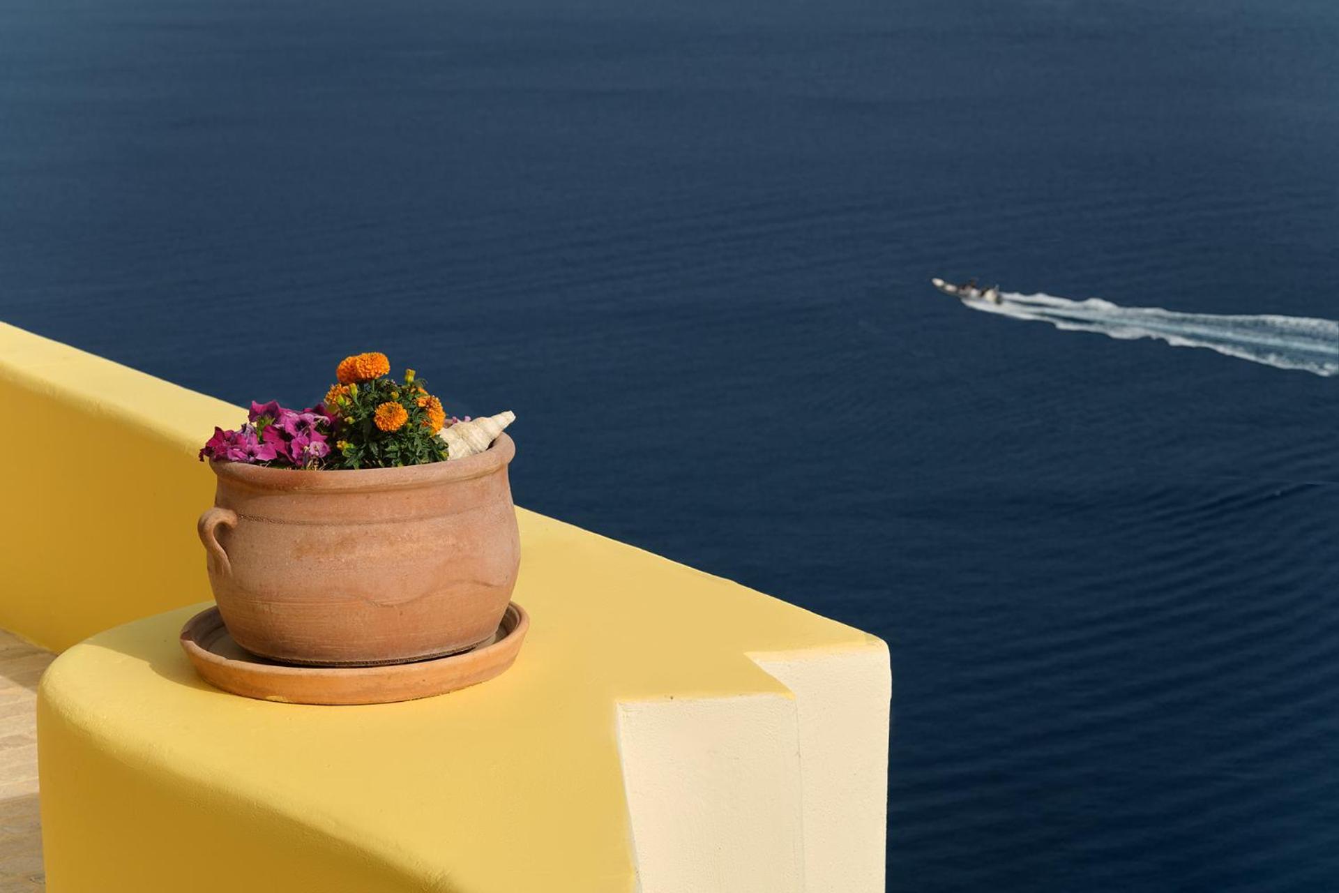 Ilivatos - Elegant On The Caldera's Edge * Oia (Santorini)