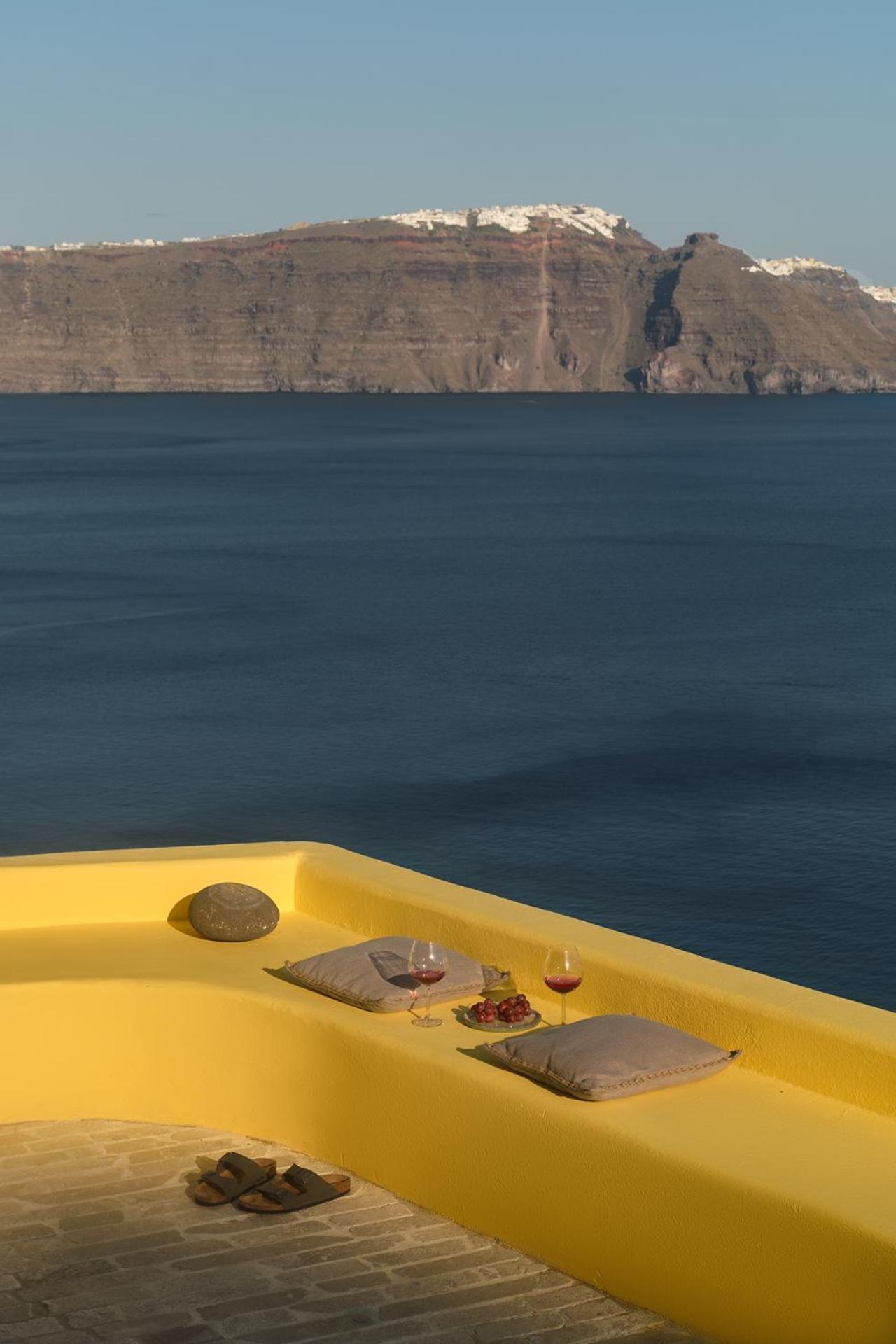 Villa Ilivatos - Elegant On The Caldera's Edge *
