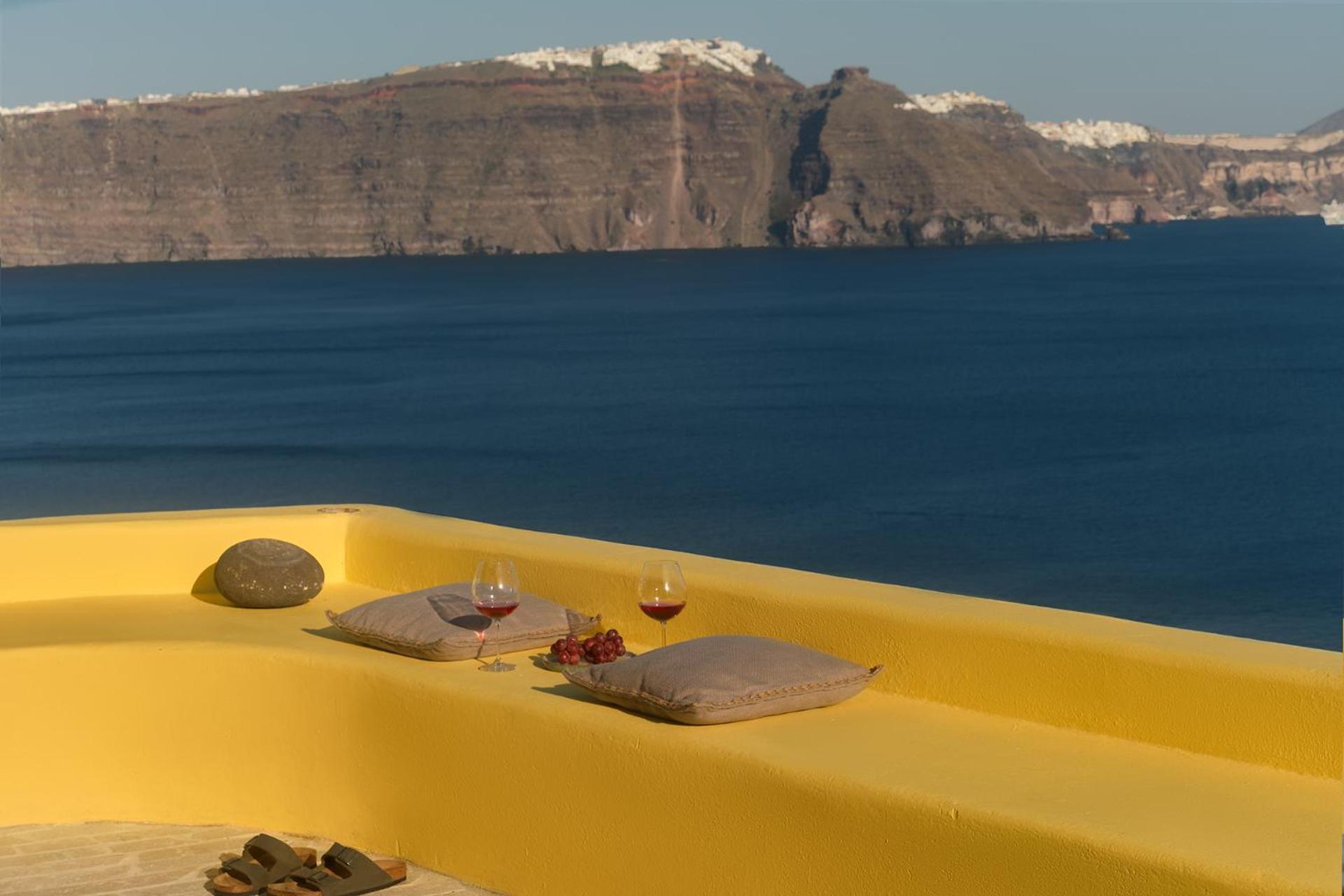 Ilivatos - Elegant On The Caldera's Edge * Oia (Santorini)