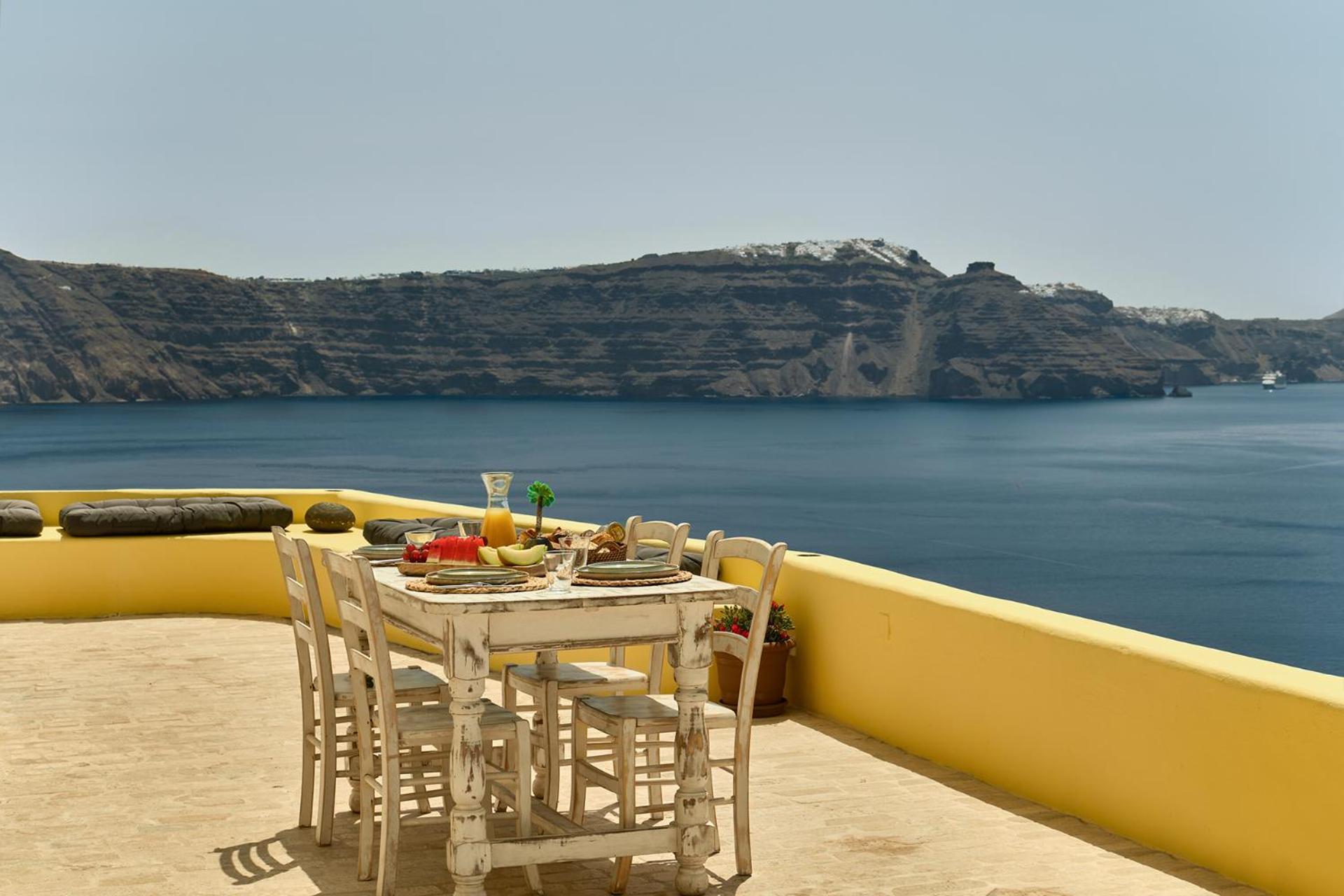 Ilivatos - Elegant On The Caldera's Edge