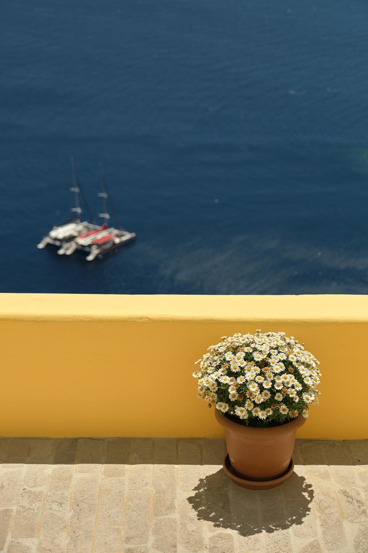 Ilivatos - Elegant On The Caldera's Edge *