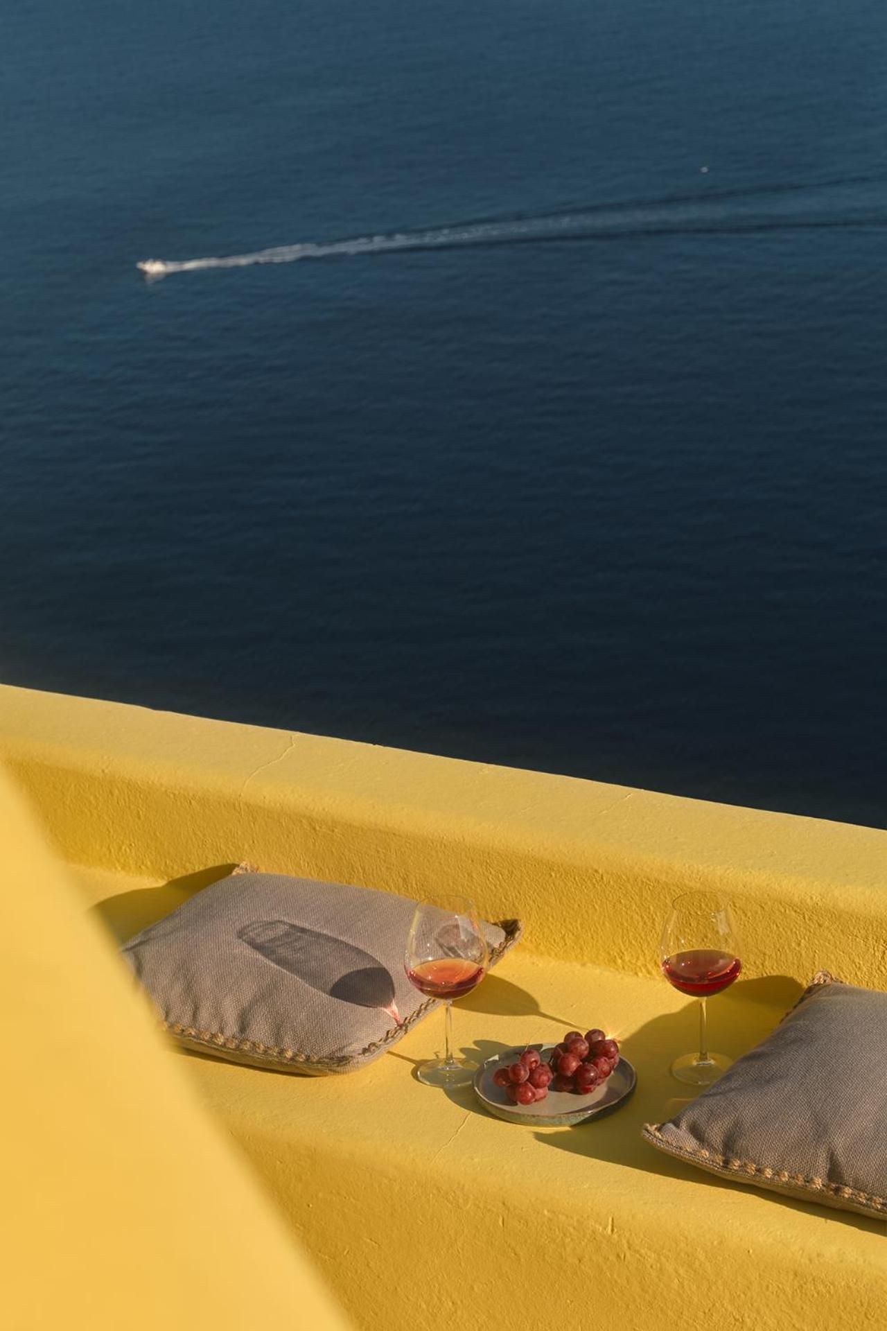 Villa Ilivatos - Elegant On The Caldera's Edge *