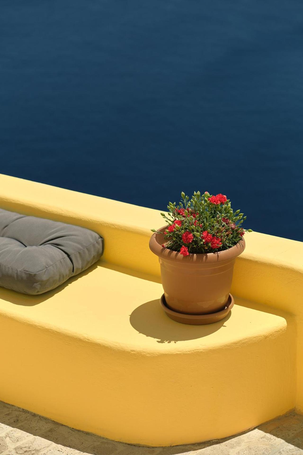 Villa Ilivatos - Elegant On The Caldera's Edge *