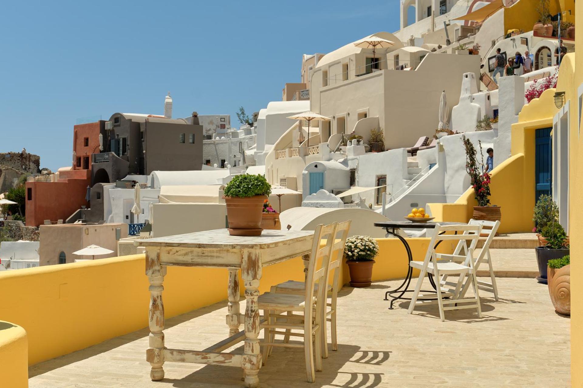 Villa Ilivatos - Elegant On The Caldera's Edge *
