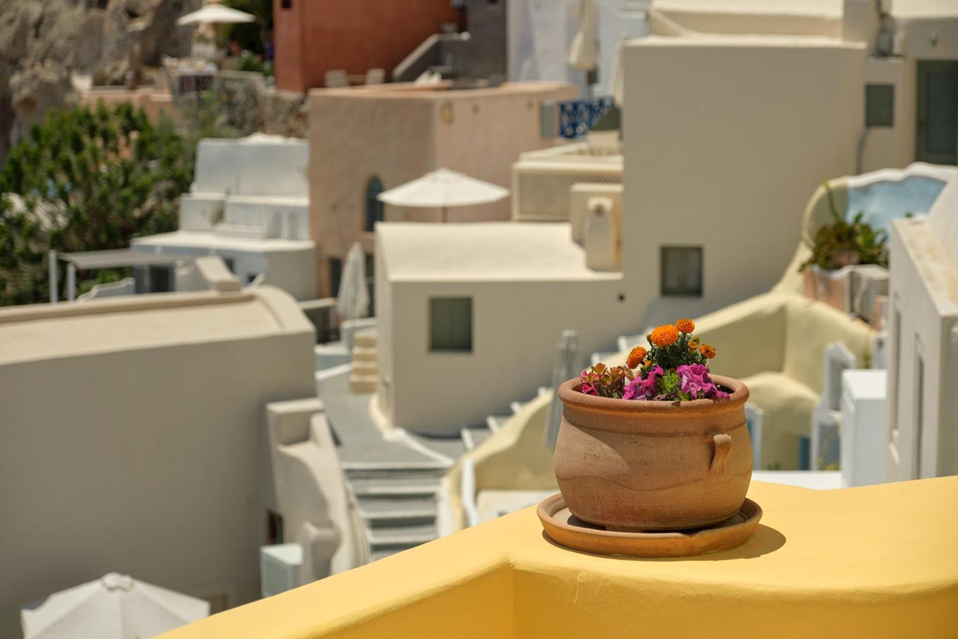Villa Ilivatos - Elegant On The Caldera's Edge