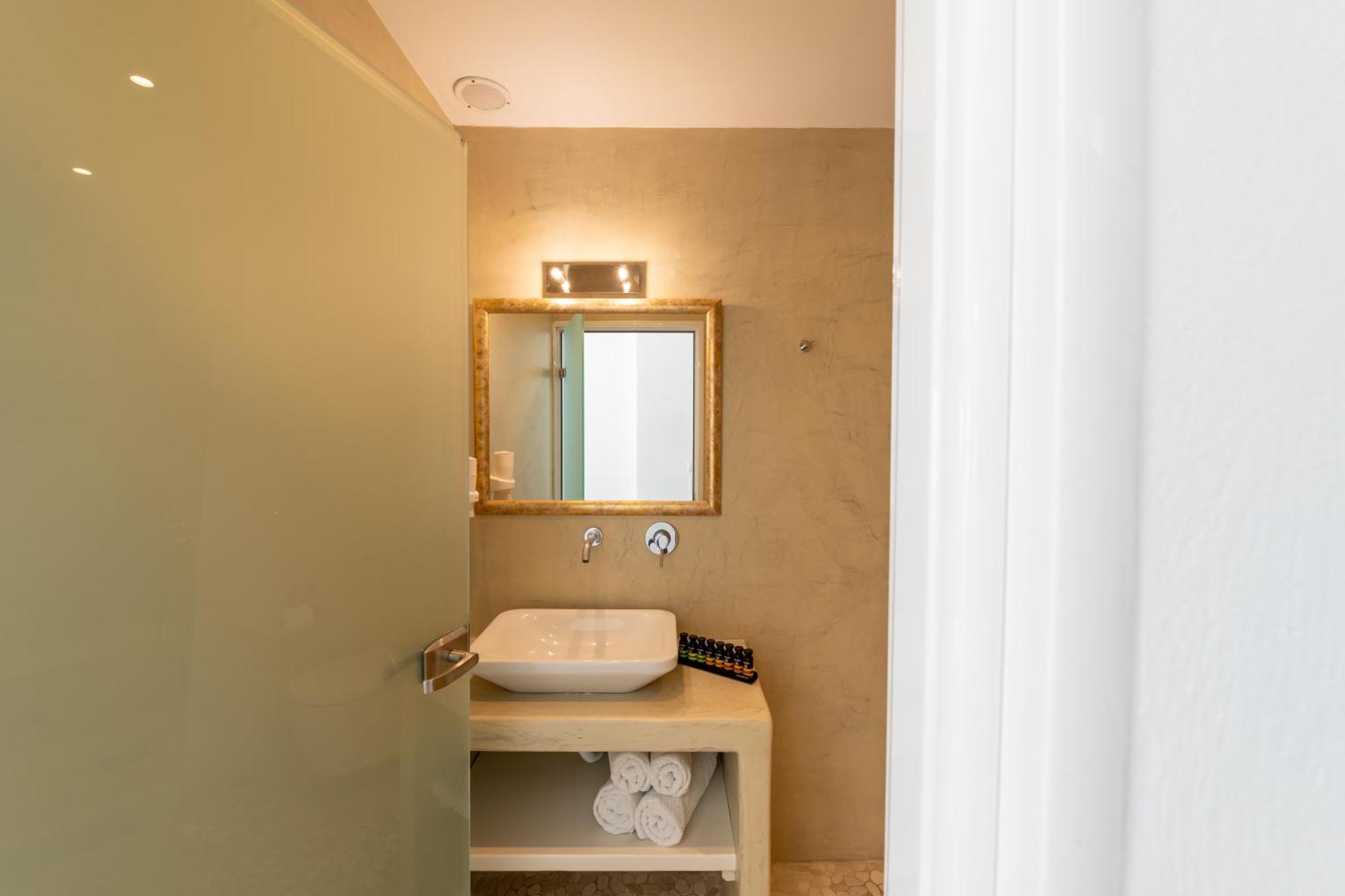Enalion White Apartment Oia (Santorini)