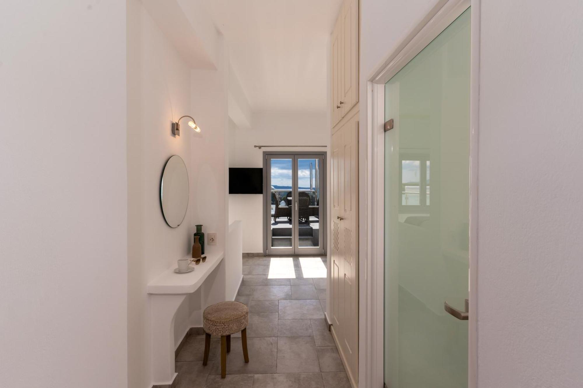 Enalion White Apartment