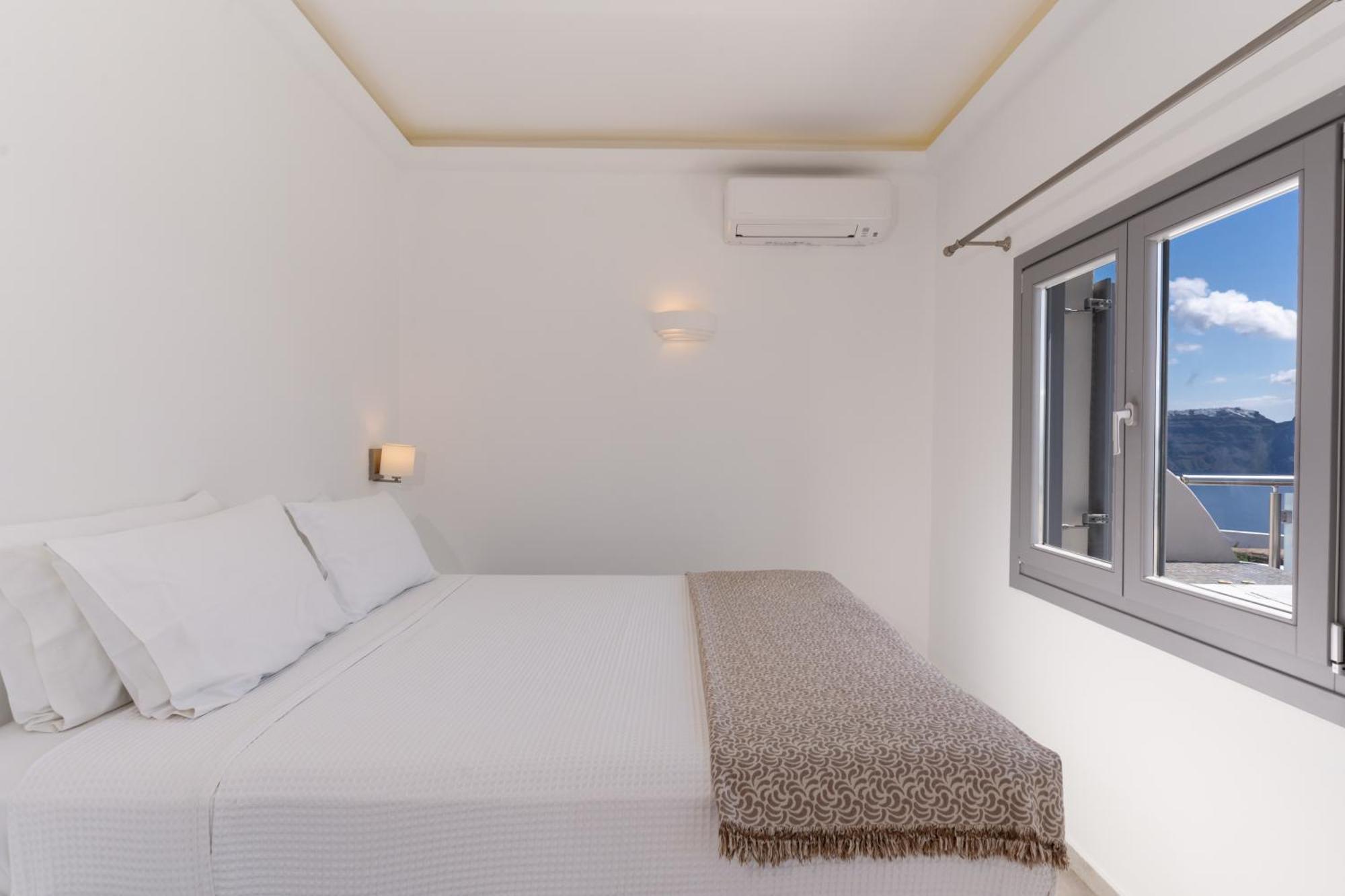 Enalion White Apartment Oia (Santorini)