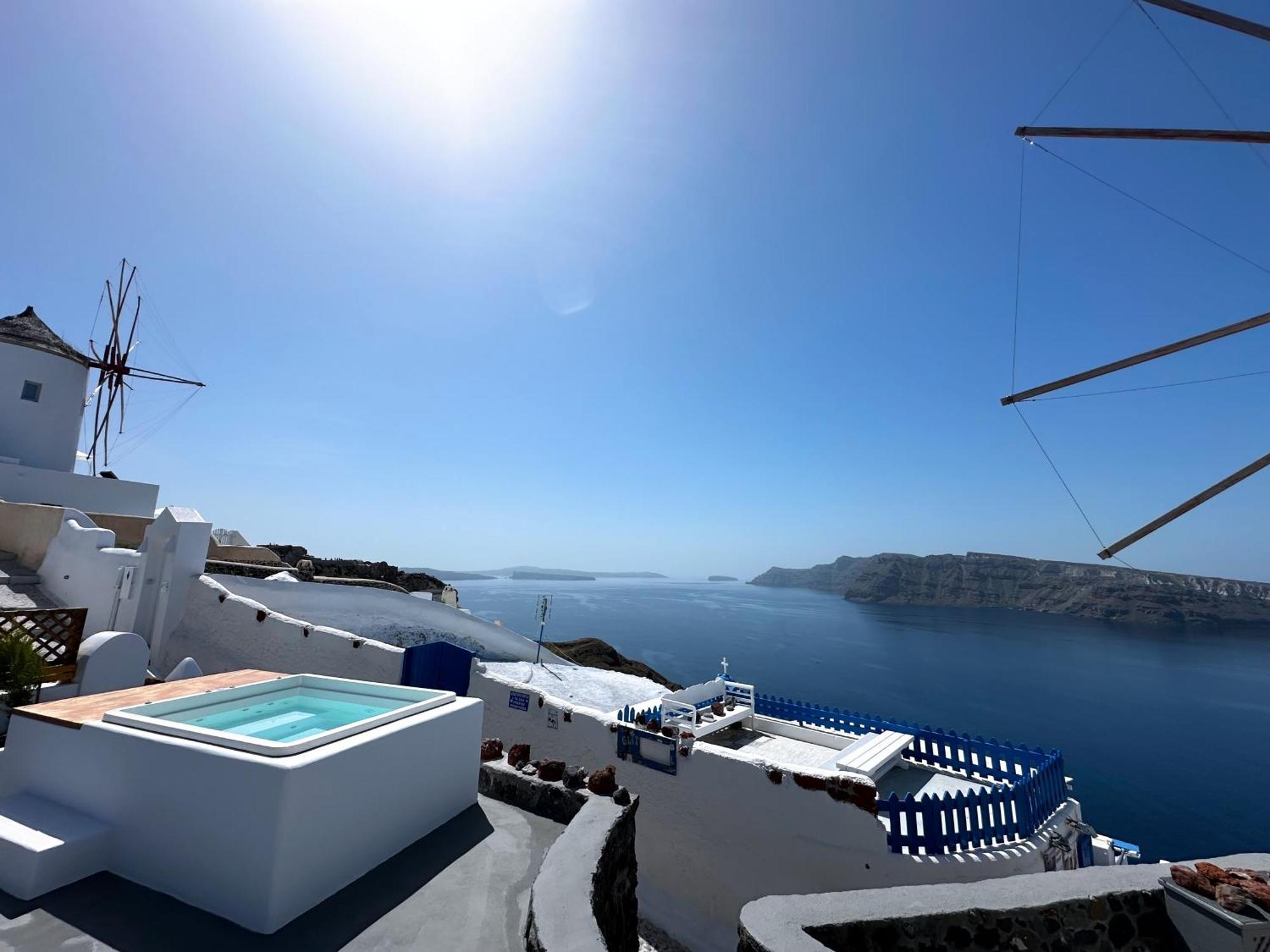 Lioyerma Windmill With Outdoor Hot Tub Apartment Oia (Santorini)