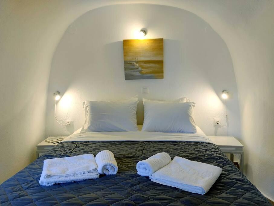 Hideaway Cave House Oia (Santorini)