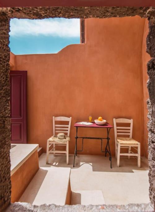 Terracotta Cave House * Oia (Santorini)