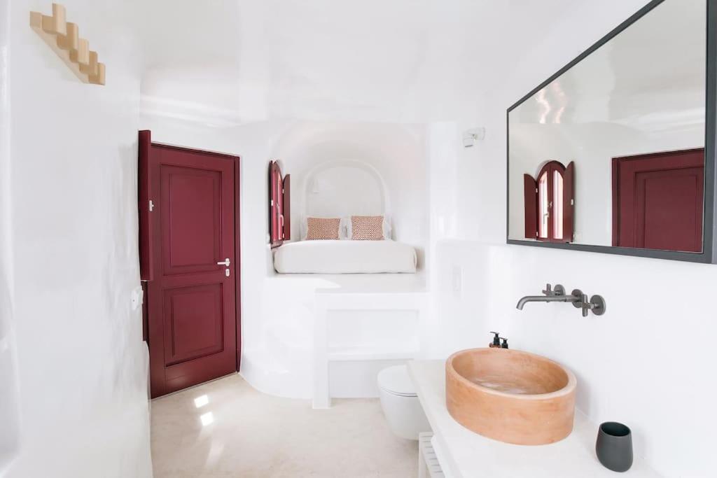 Terracotta Cave House * Oia (Santorini)