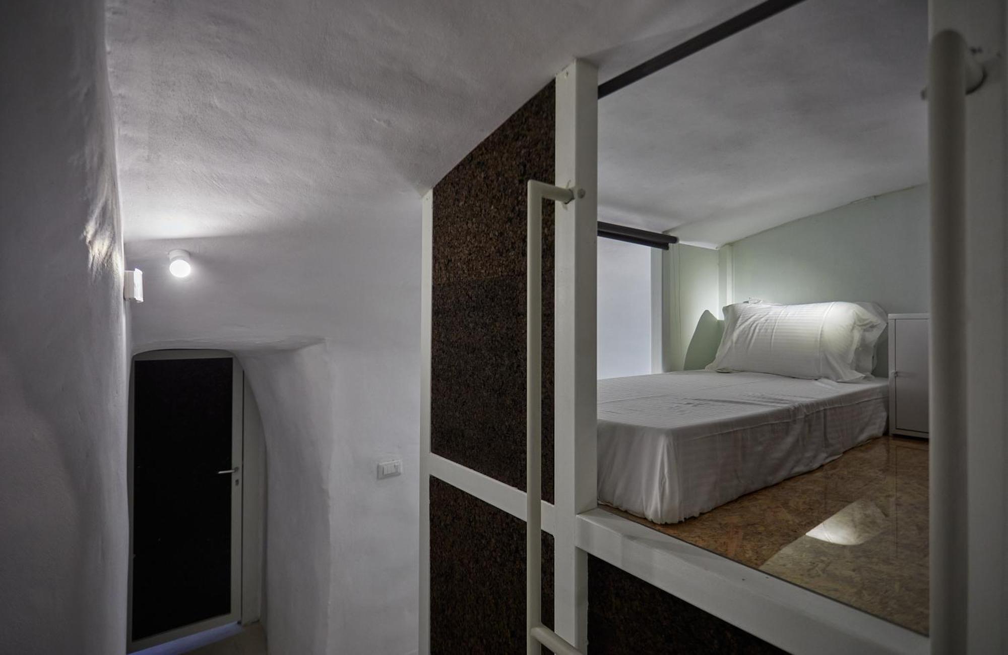 16 Hostel