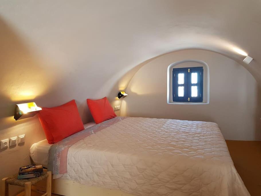 Life Mansion In Oia (Santorini)