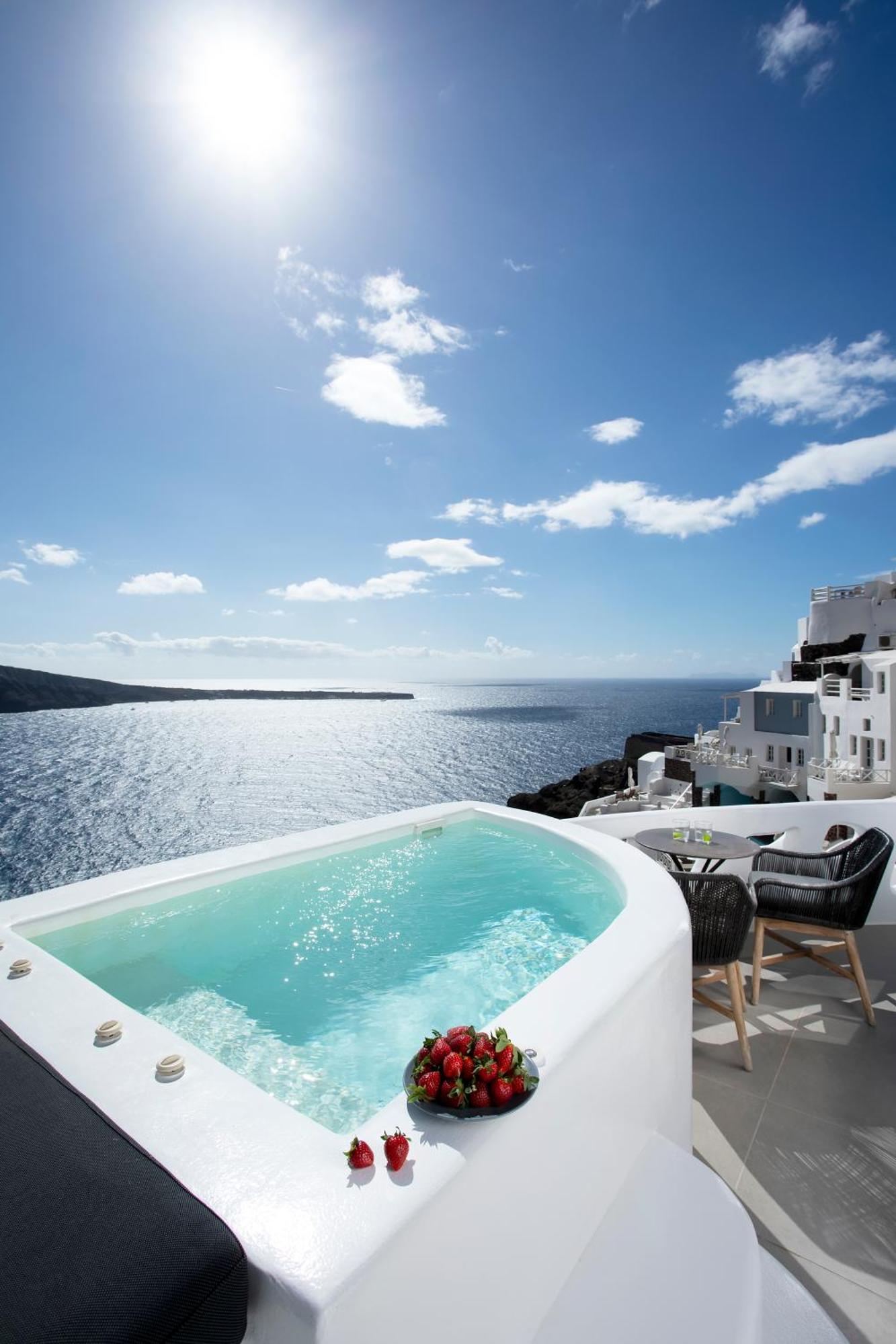 Angle Cavehouse Oia (Santorini)