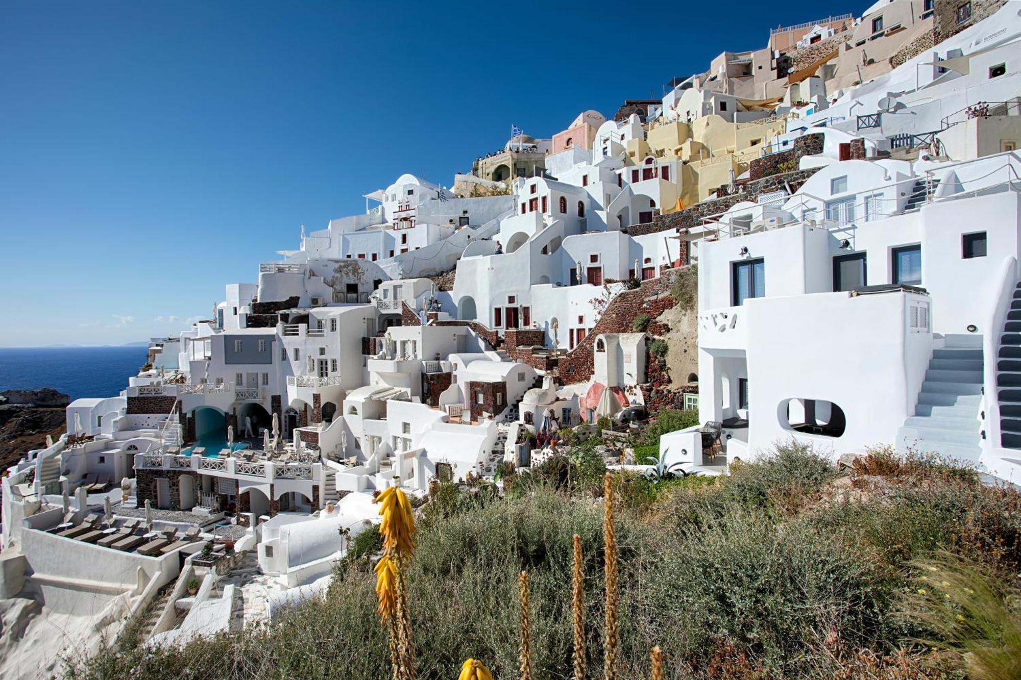 Angle Cavehouse Oia (Santorini)