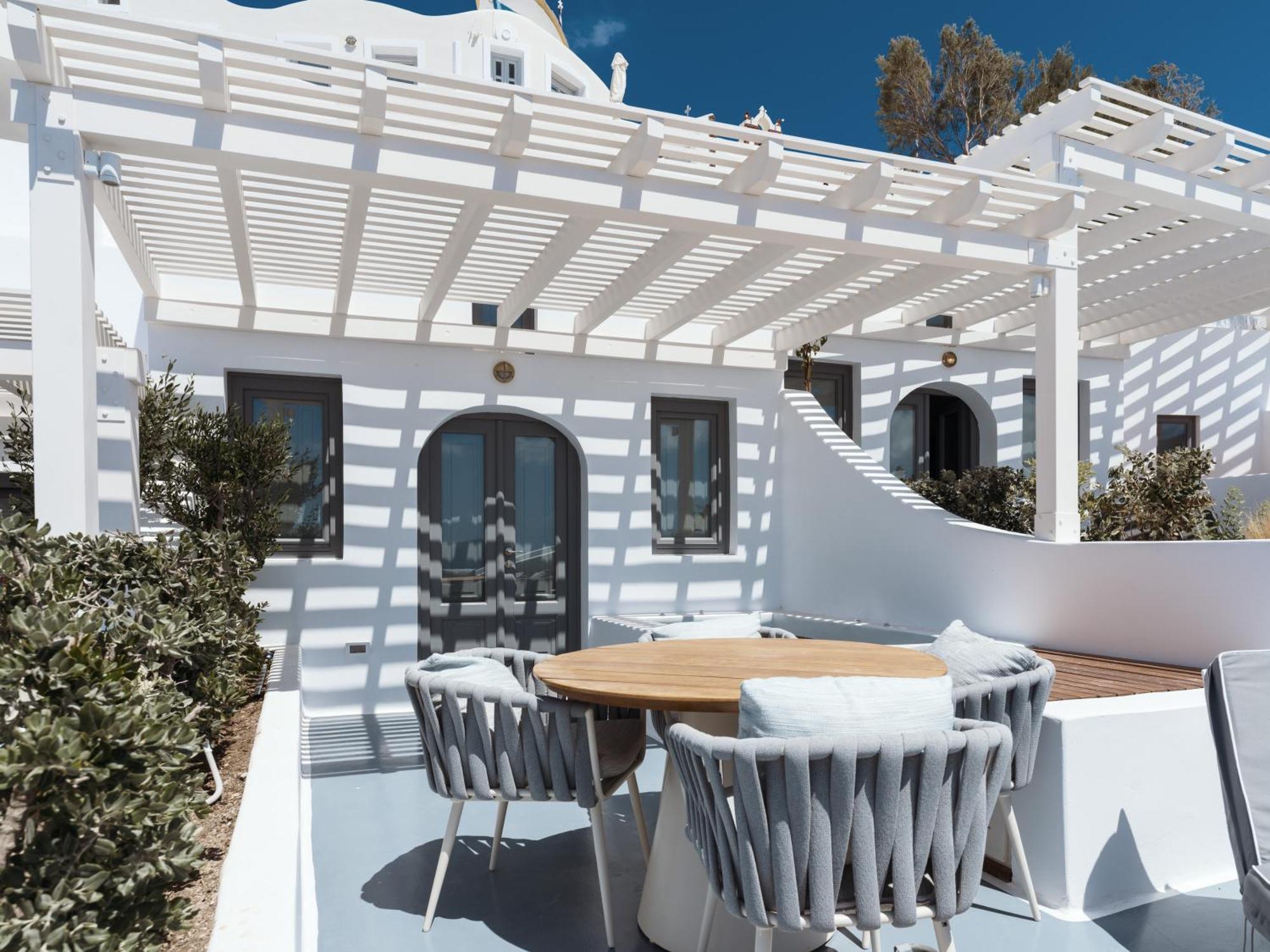 Ikies Santorini Hotel 4*