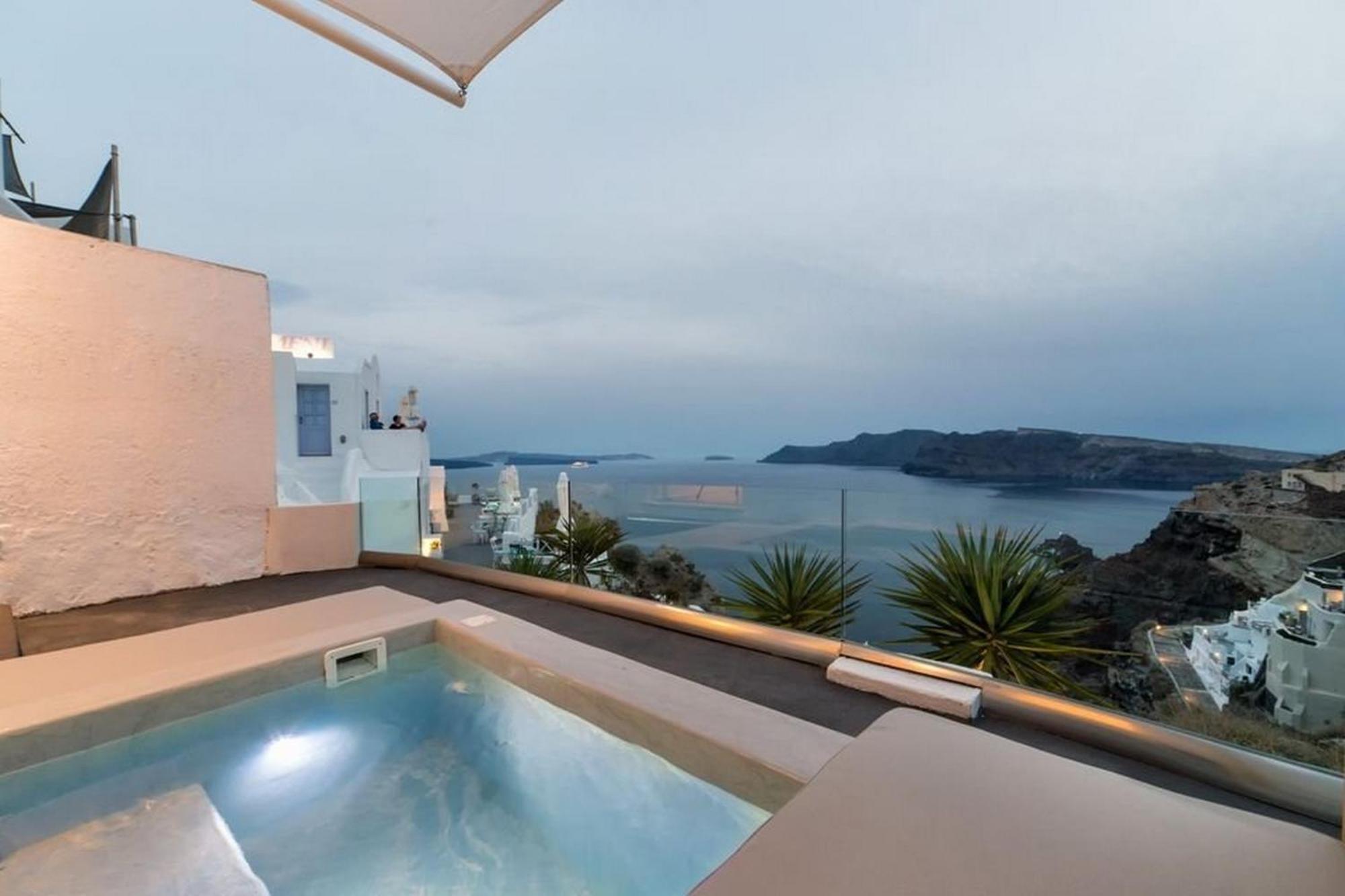 Charming Santorini Yagos 1 Bedroom Min, Children Age 12 Years Private Furnished Balcony With Hot Tub Overlooking The Sea , Villa Oia (Santorini)