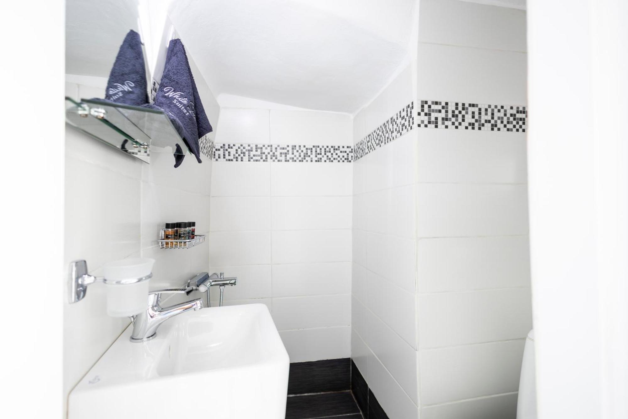 White Side Apartment Ia
