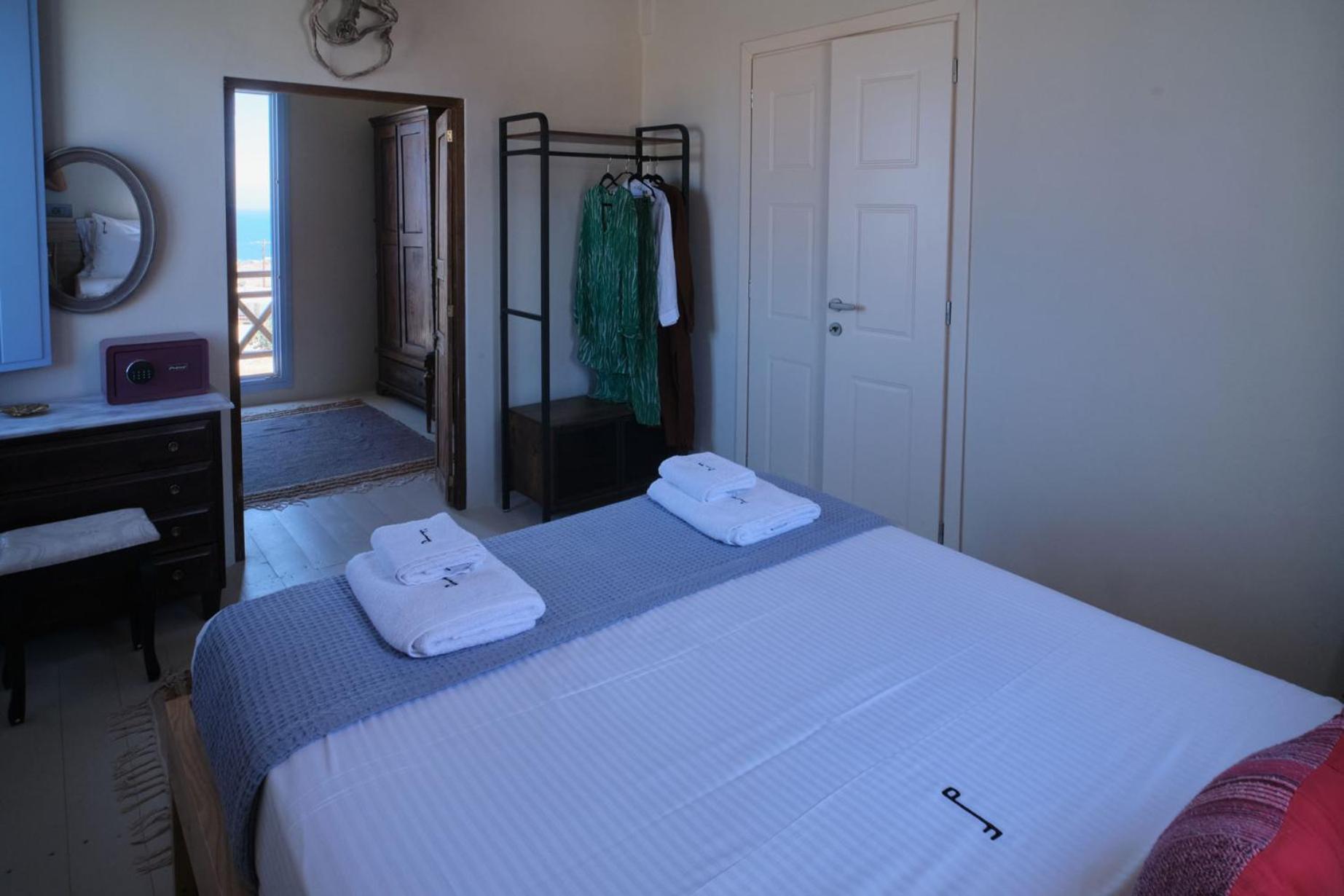 Pink Freud Santorini Villa *