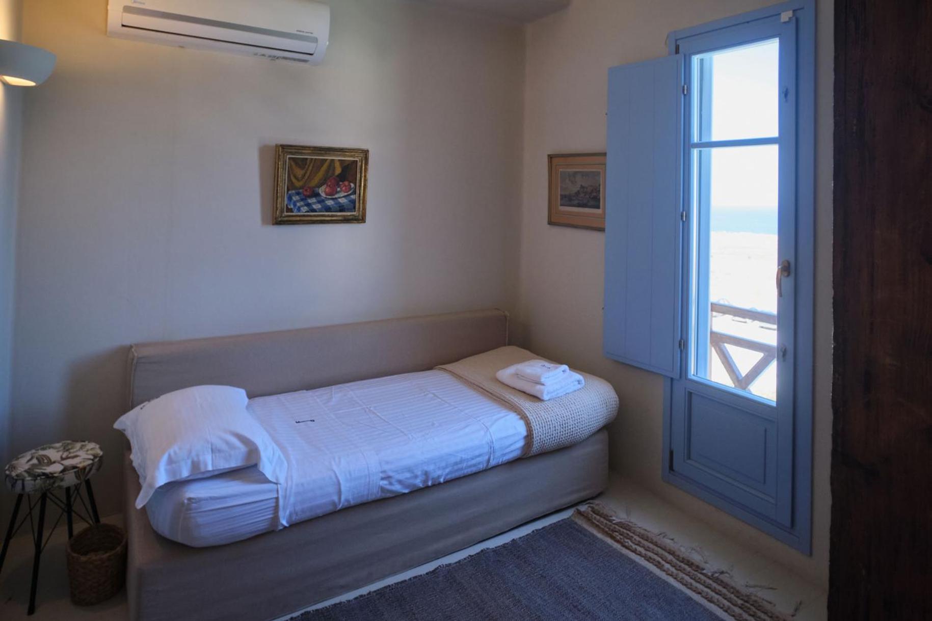 Pink Freud Santorini Villa *