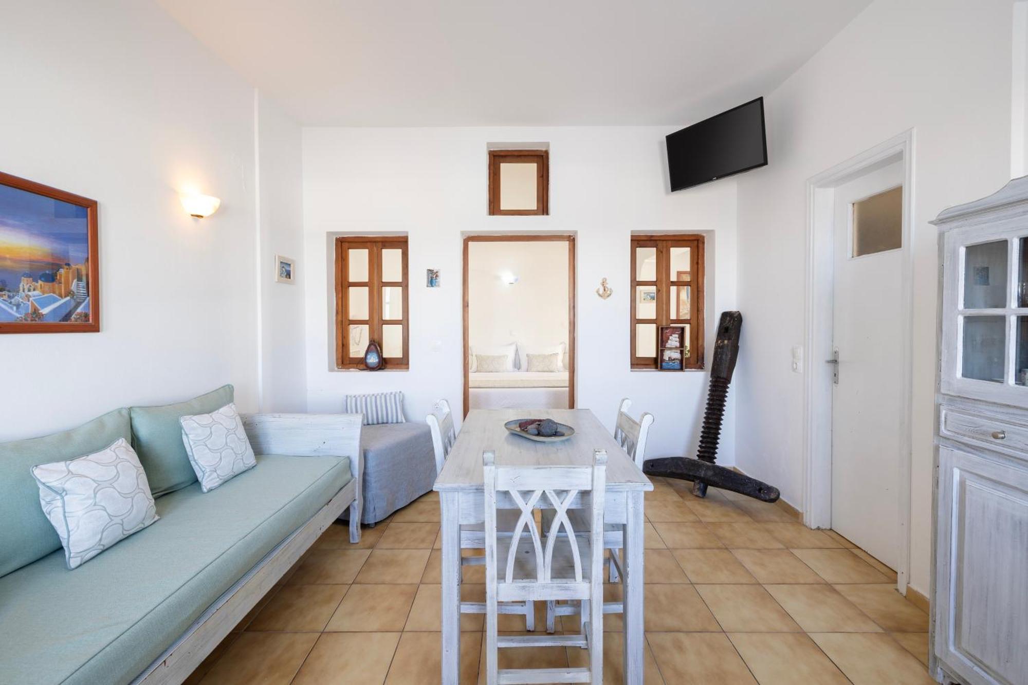 Vrachia & Oia (Santorini)