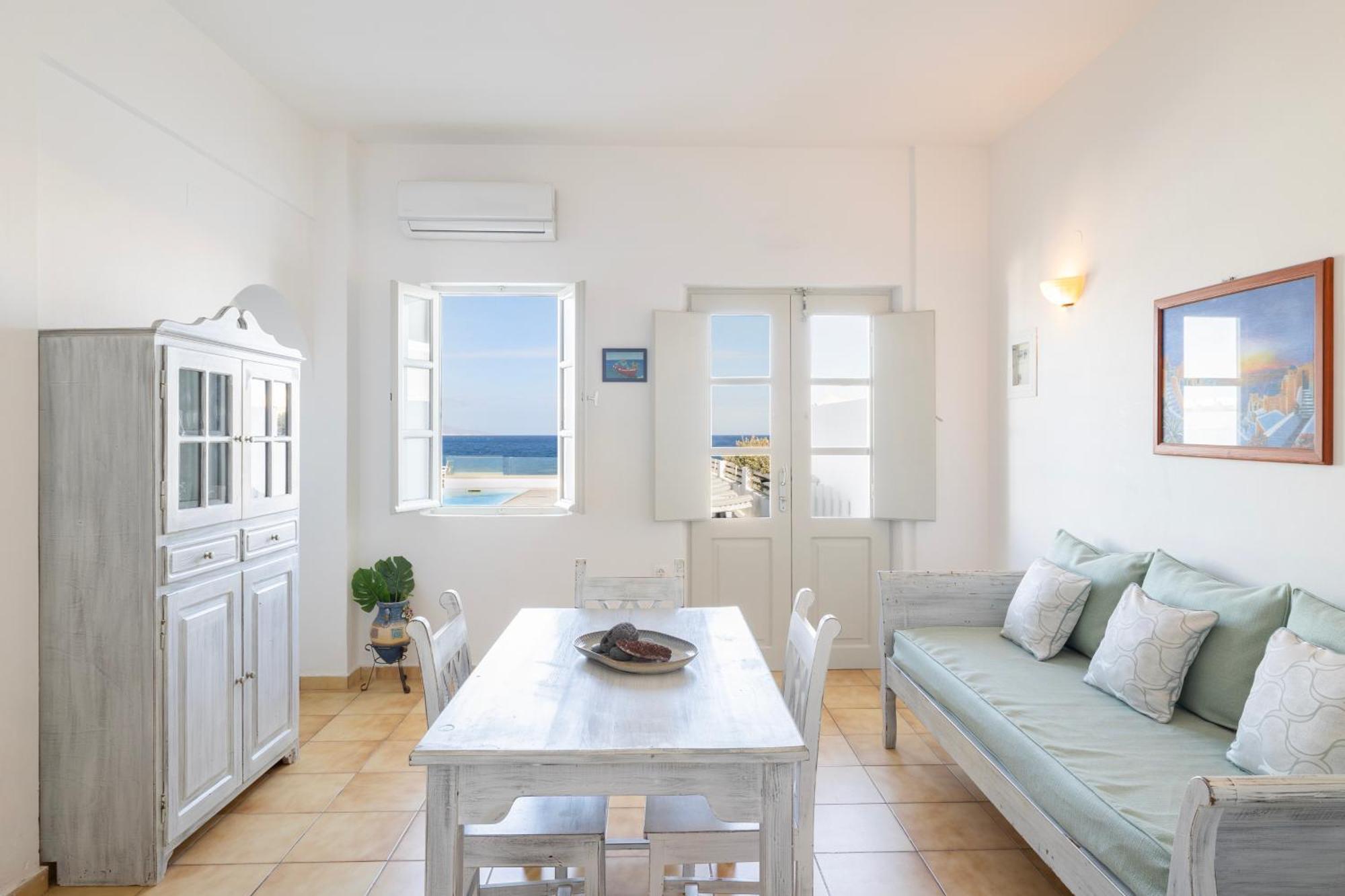 Vrachia & * Oia (Santorini)