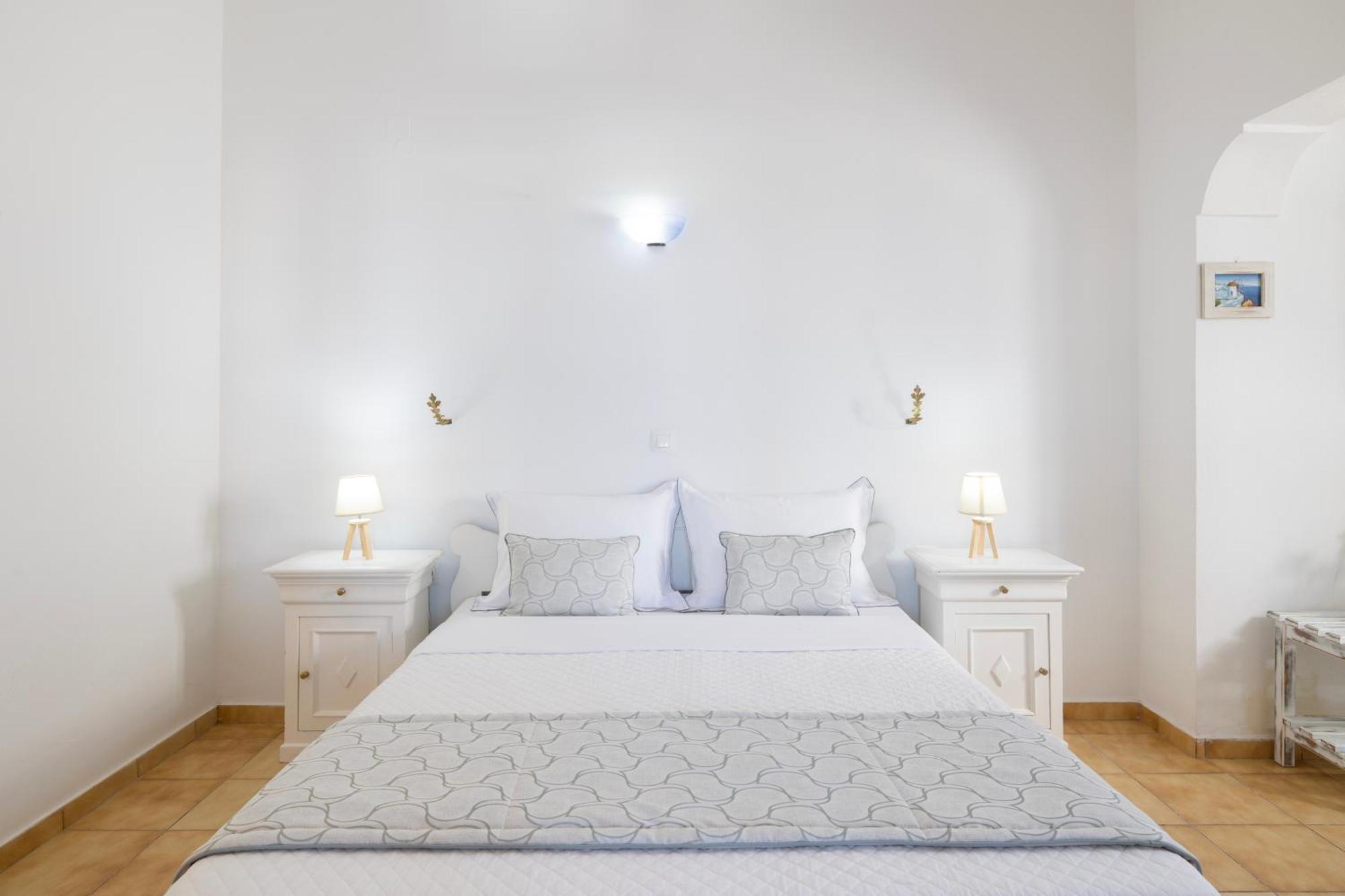 Vrachia & * Oia (Santorini)