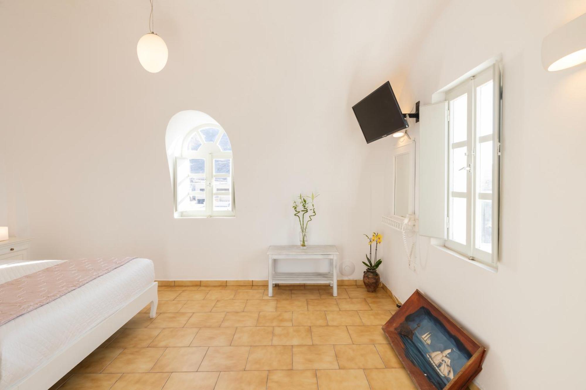 Vrachia & Oia (Santorini)