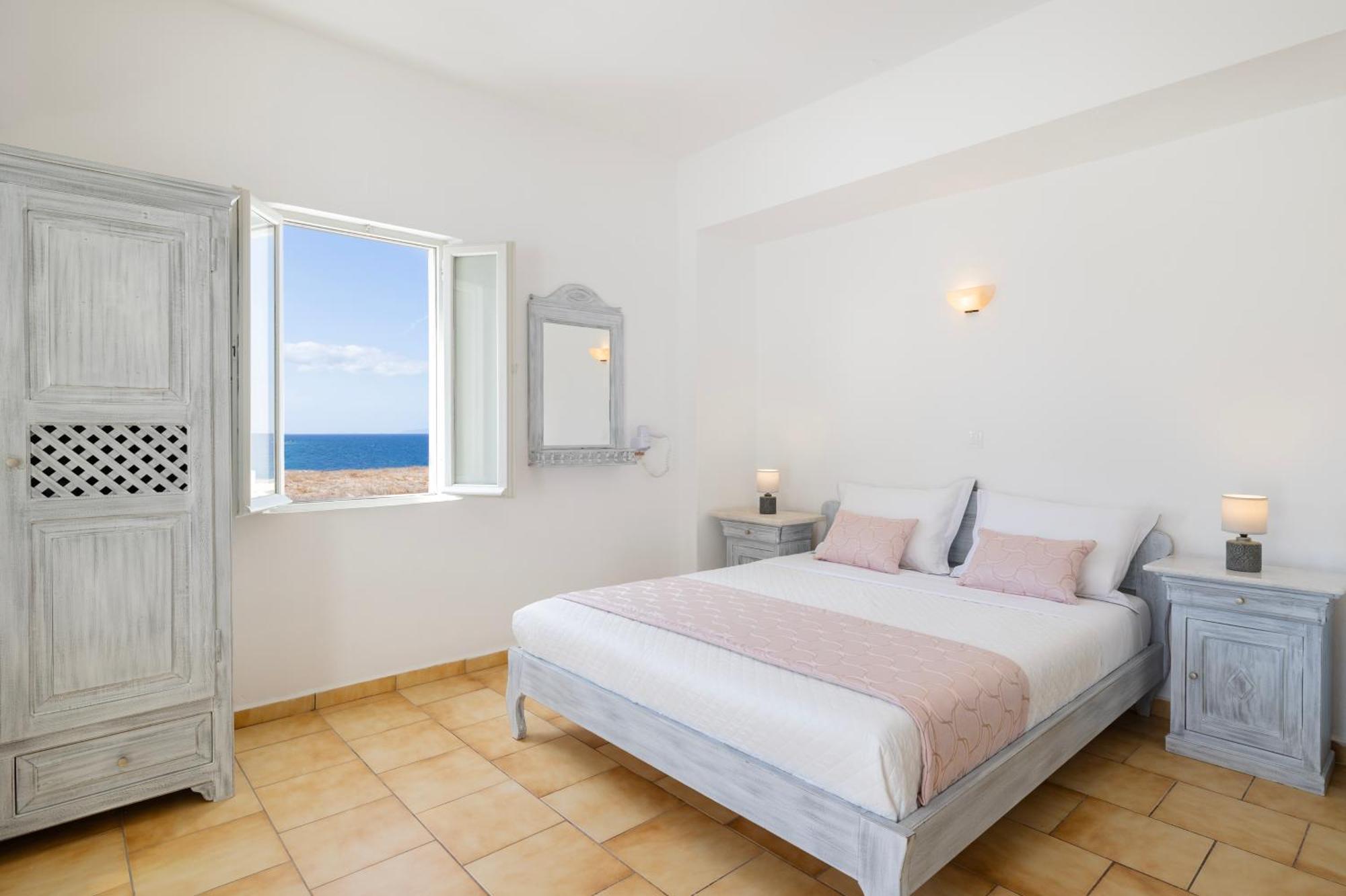 Vrachia & Apartment Oia (Santorini)
