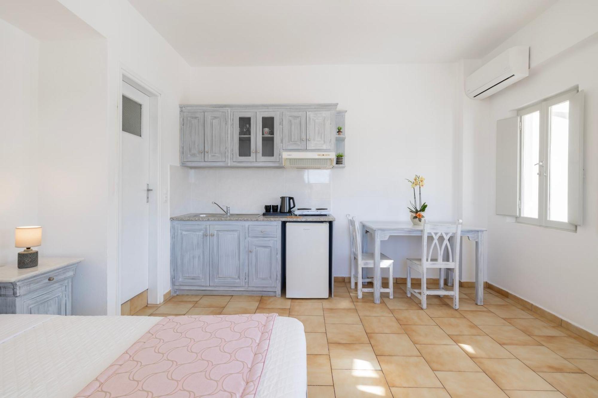 Vrachia & Oia (Santorini)