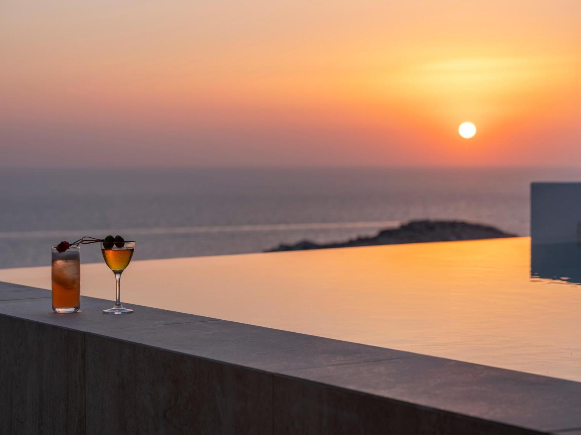 Santo Pure & 5* Oia (Santorini)