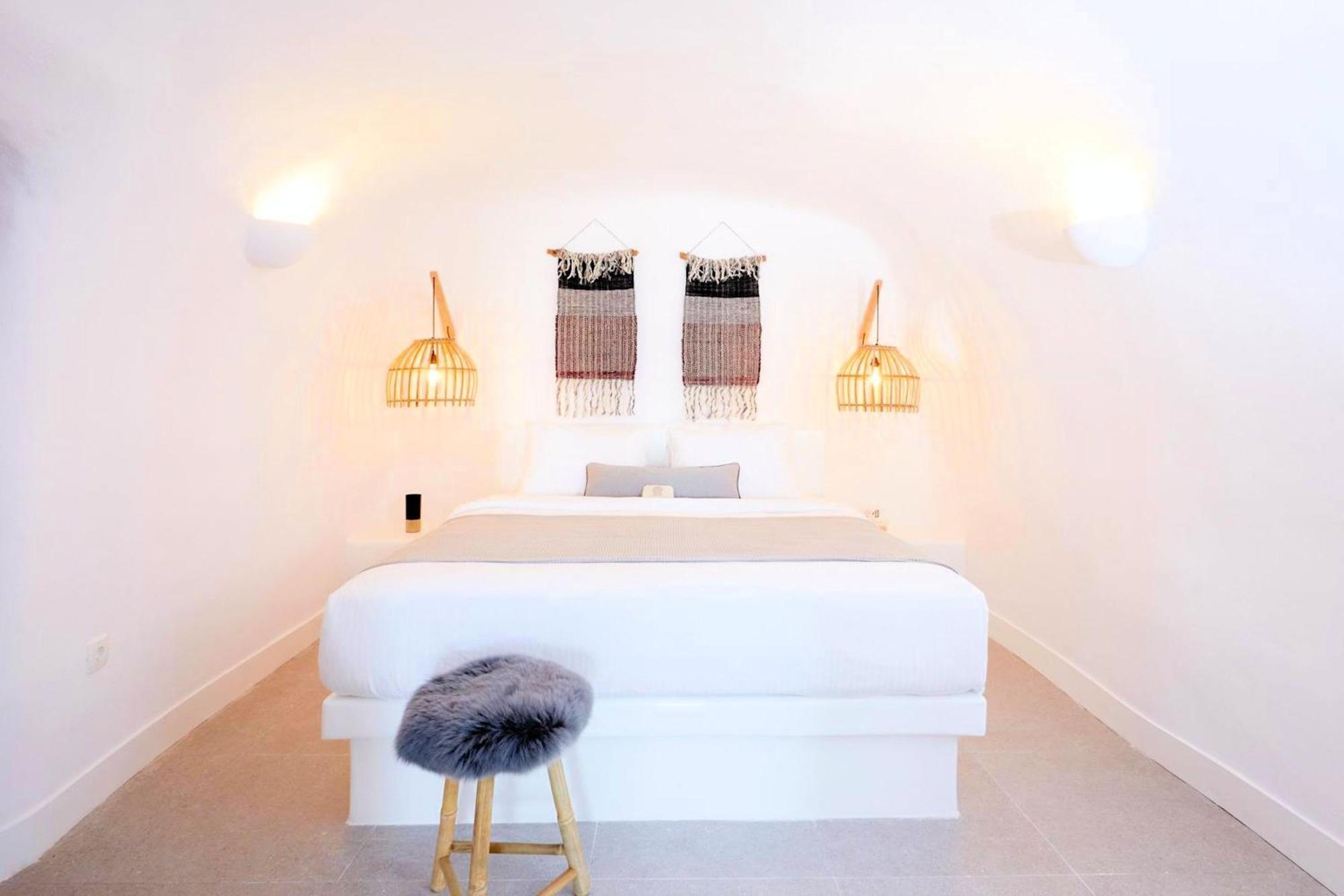 Caldera Romance Cave Oia, Santorini Private Terrace Outdoor Hot Tub Spectacular Sunset Caldera Views Traditional Cave-style Luxury, Villa