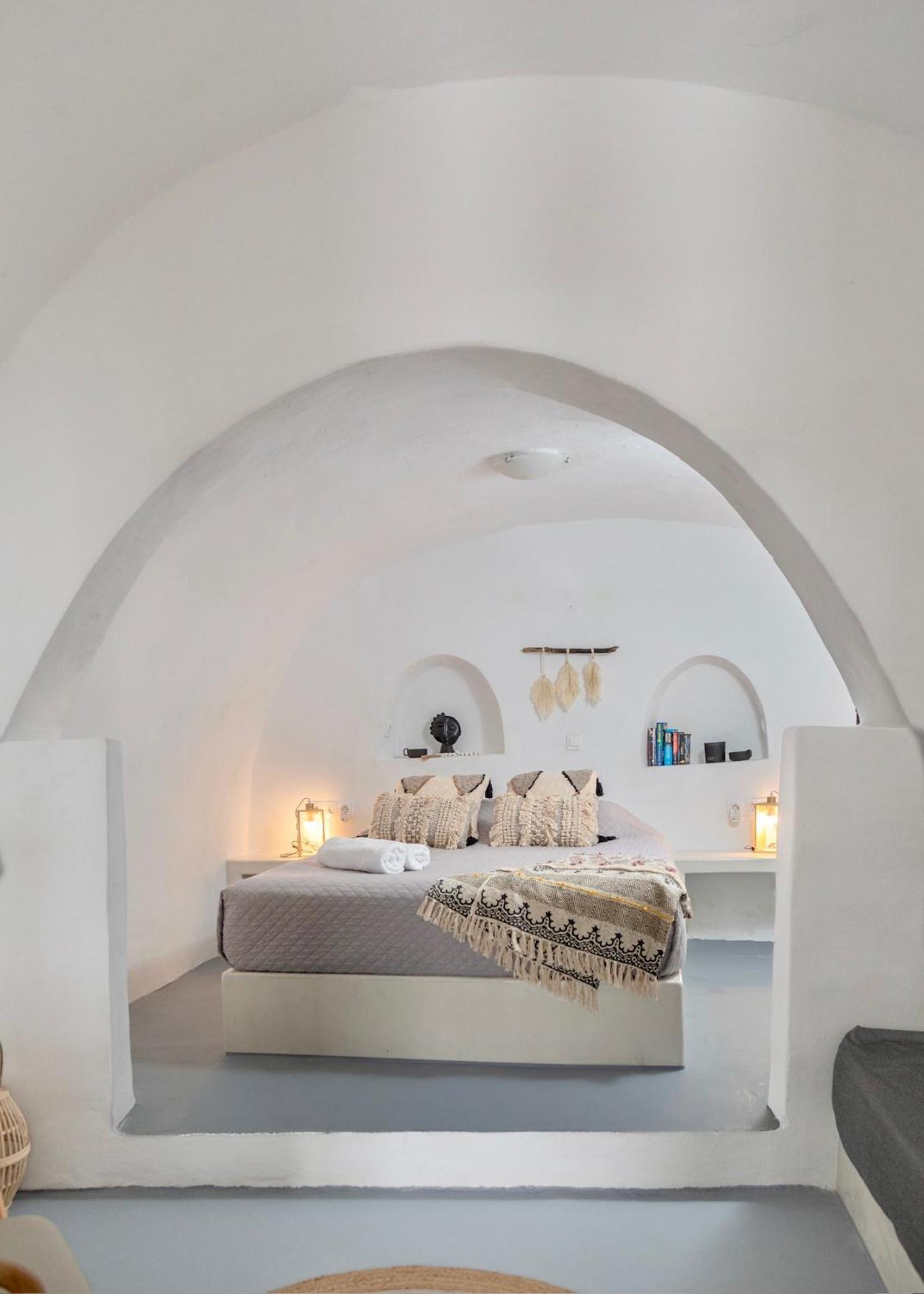 Little Rock - Oia (Santorini)