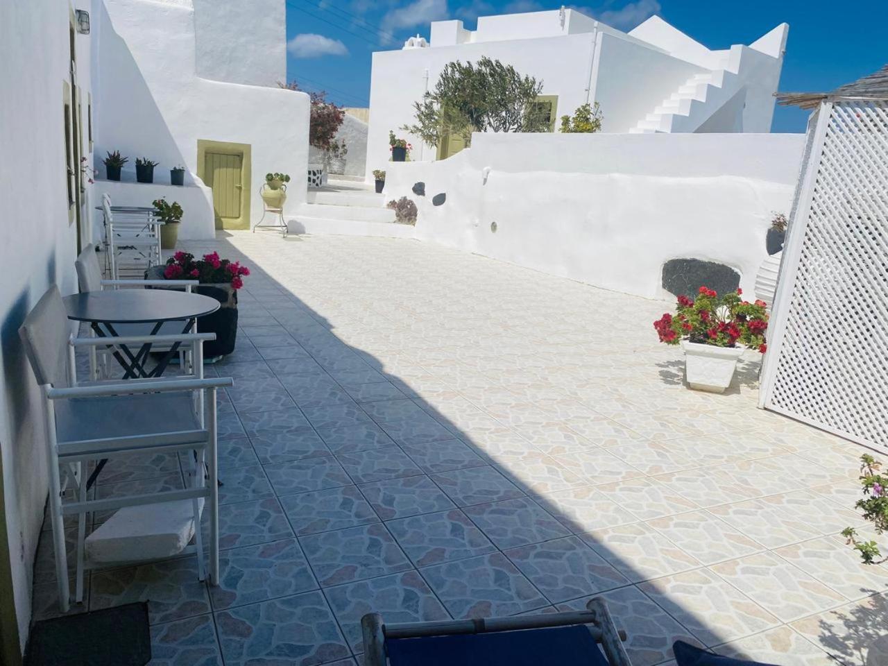 Palm Tree Hill Country house Oia (Santorini)