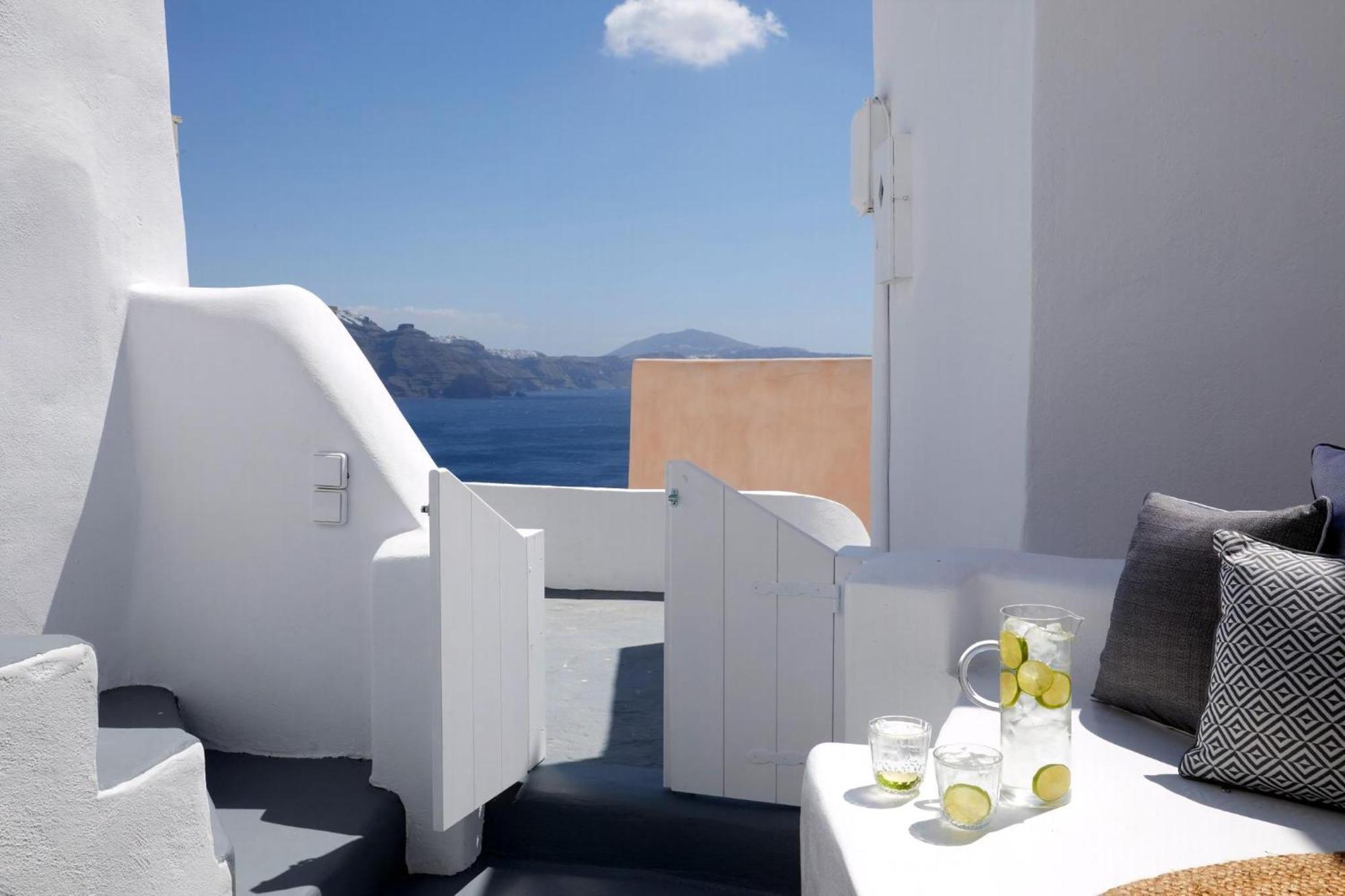 Caldera Romance Cave Oia, Santorini Private Terrace Outdoor Hot Tub Spectacular Sunset Caldera Views Traditional Cave-style Luxury,