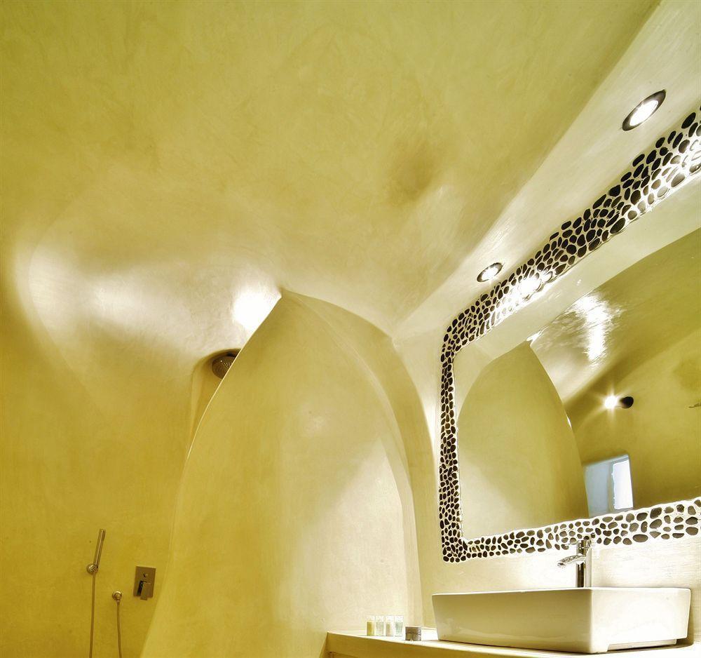 Chroma Hotel