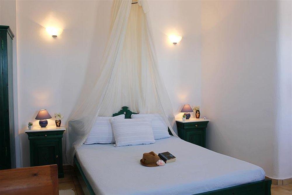 Vrachia & Oia (Santorini)