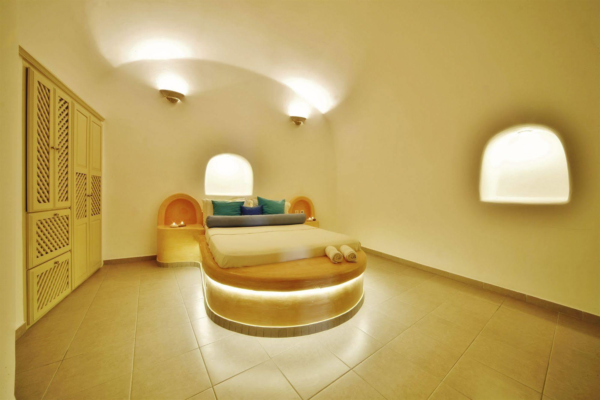 Chroma Hotel Oia (Santorini)