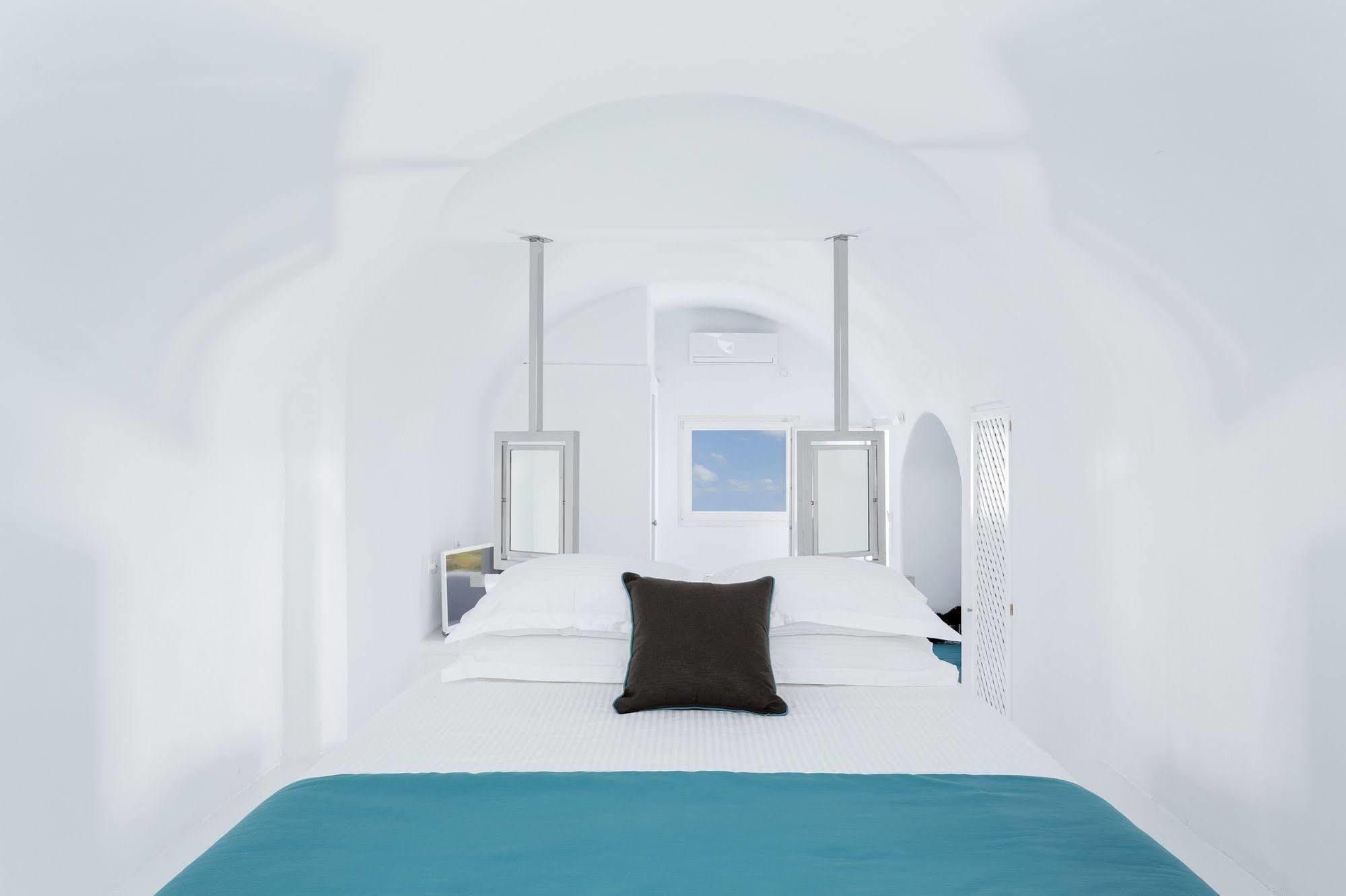 Aisling Micro Oia (Santorini)