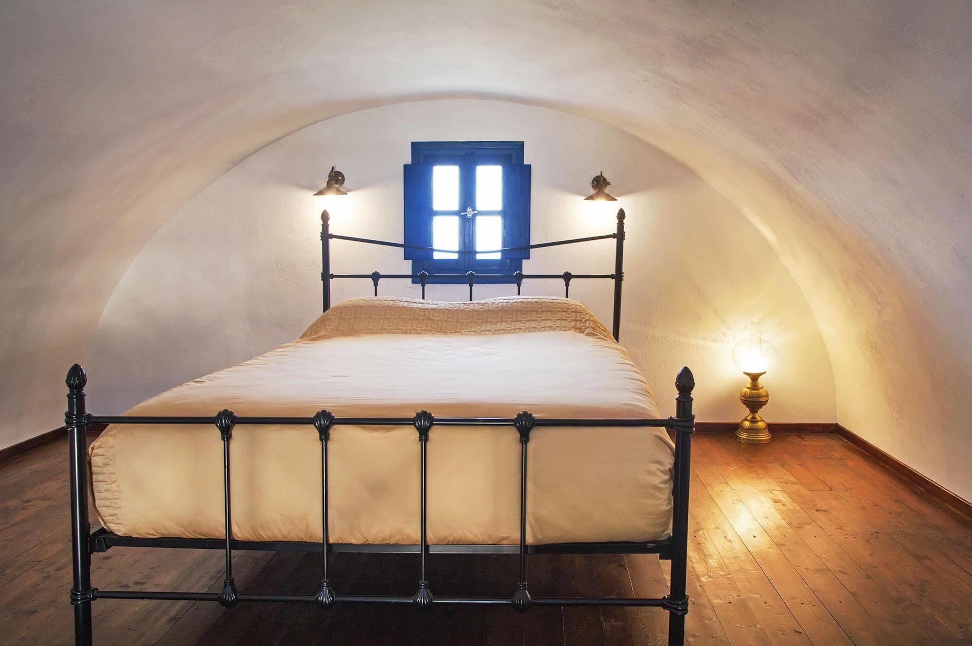 Pezoula 2* Oia (Santorini)